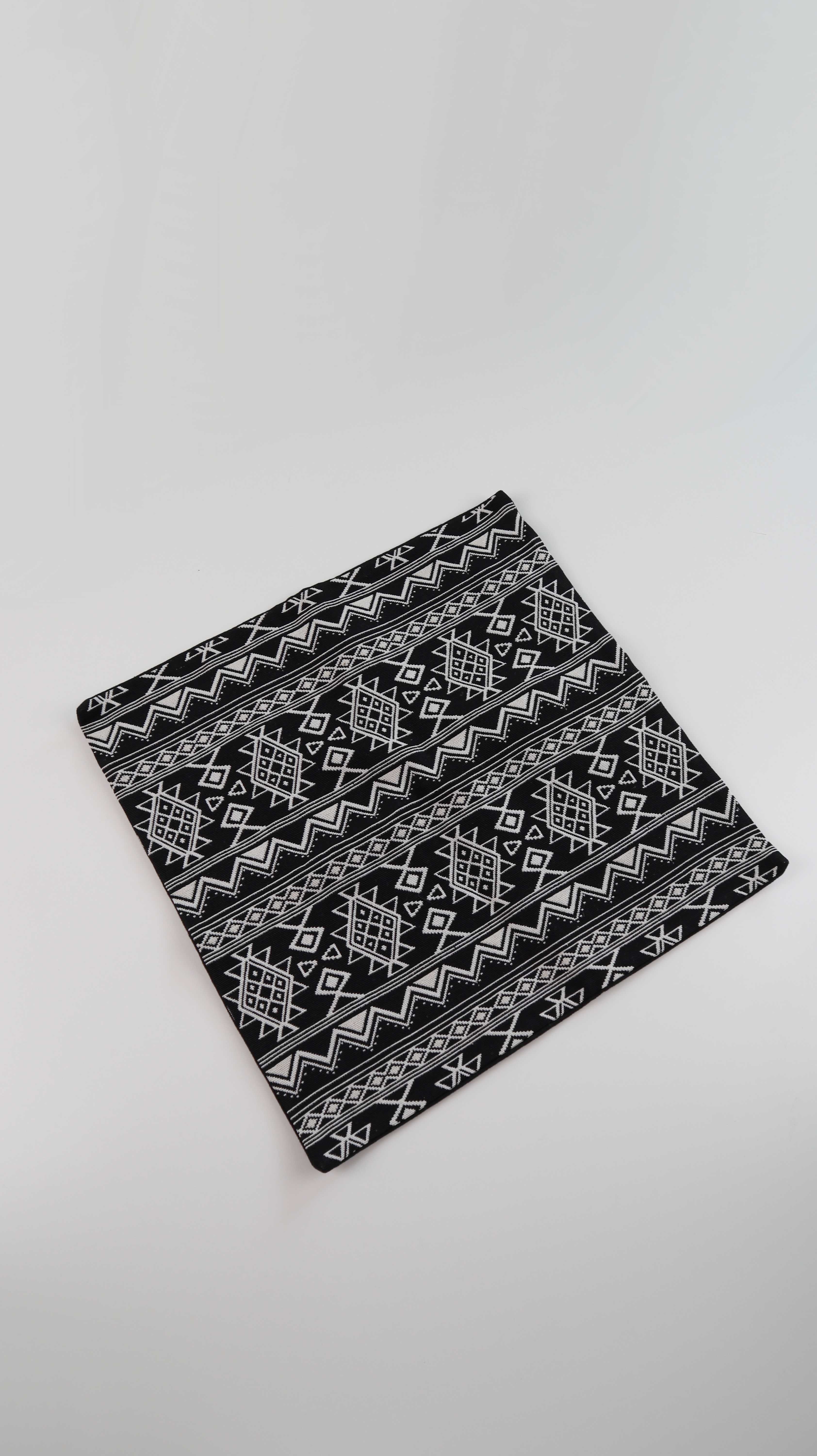 Vossberg Kissen Kissenhüllen schwarz weiß gemustert Aztekenmuster