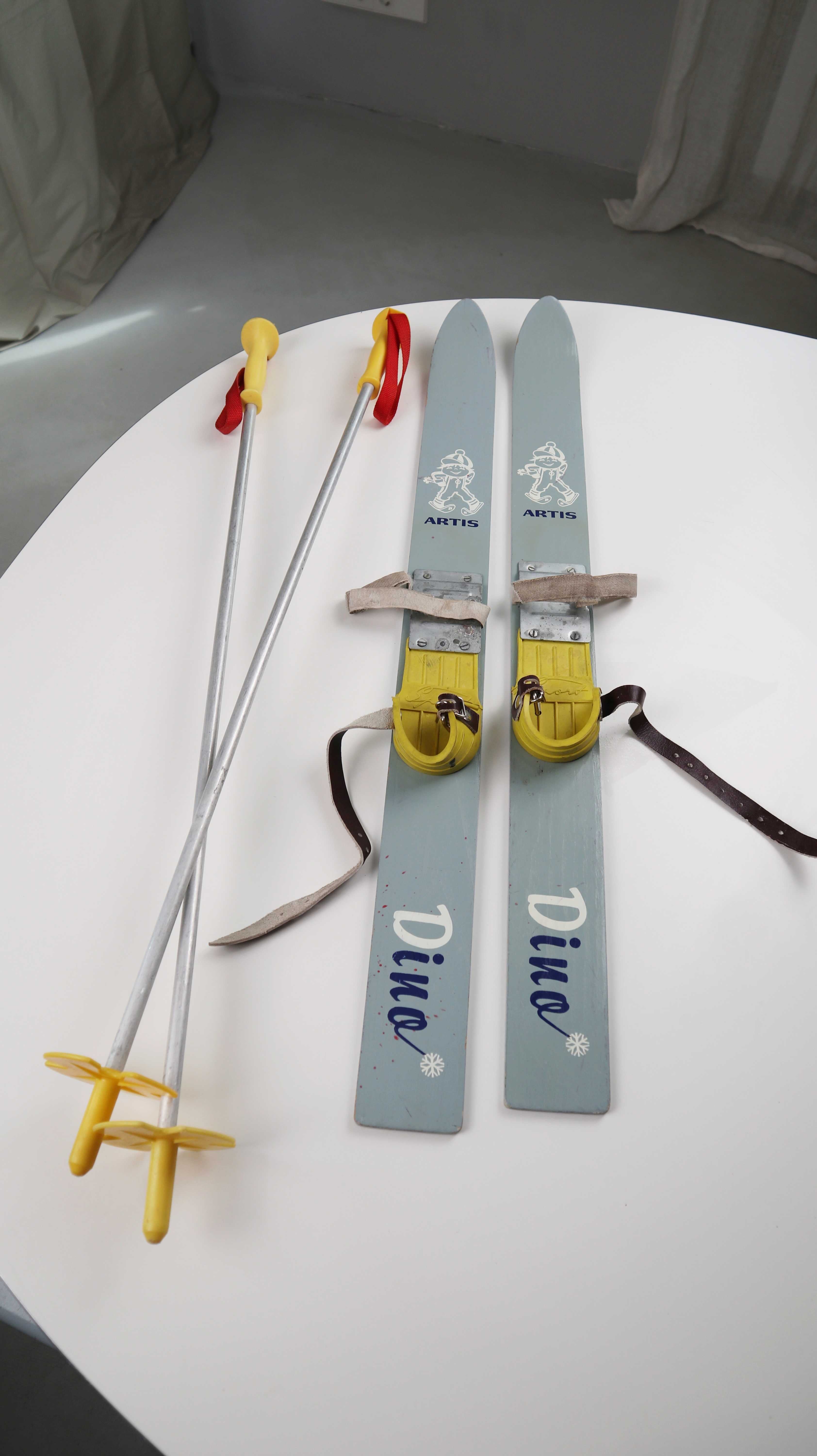 Kinderski Retro Ski Dino blau Artis Dekoration blau Gelb Türkis Skibretter