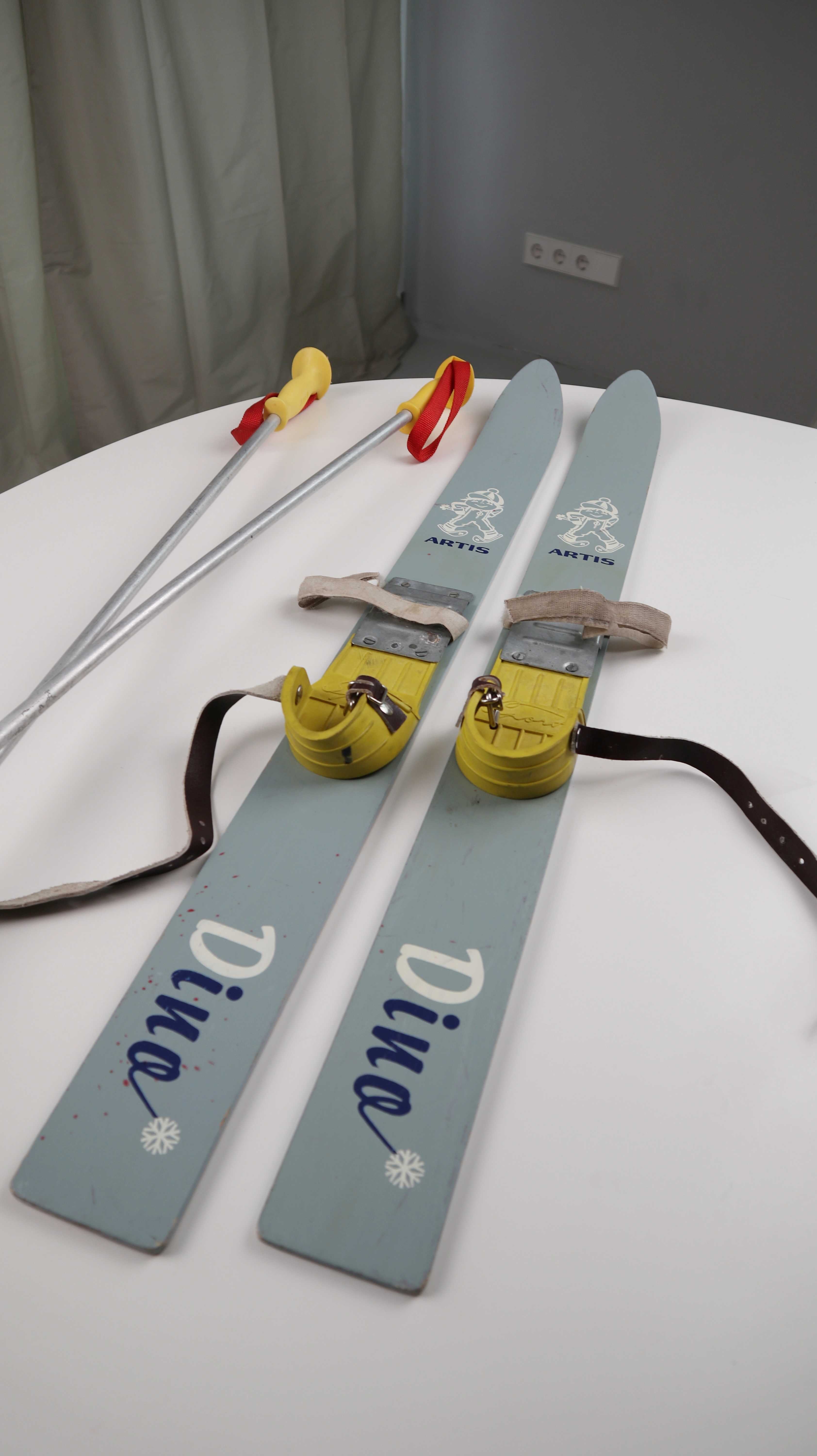 Kinderski Retro Ski Dino blau Artis Dekoration blau Gelb Türkis Skibretter