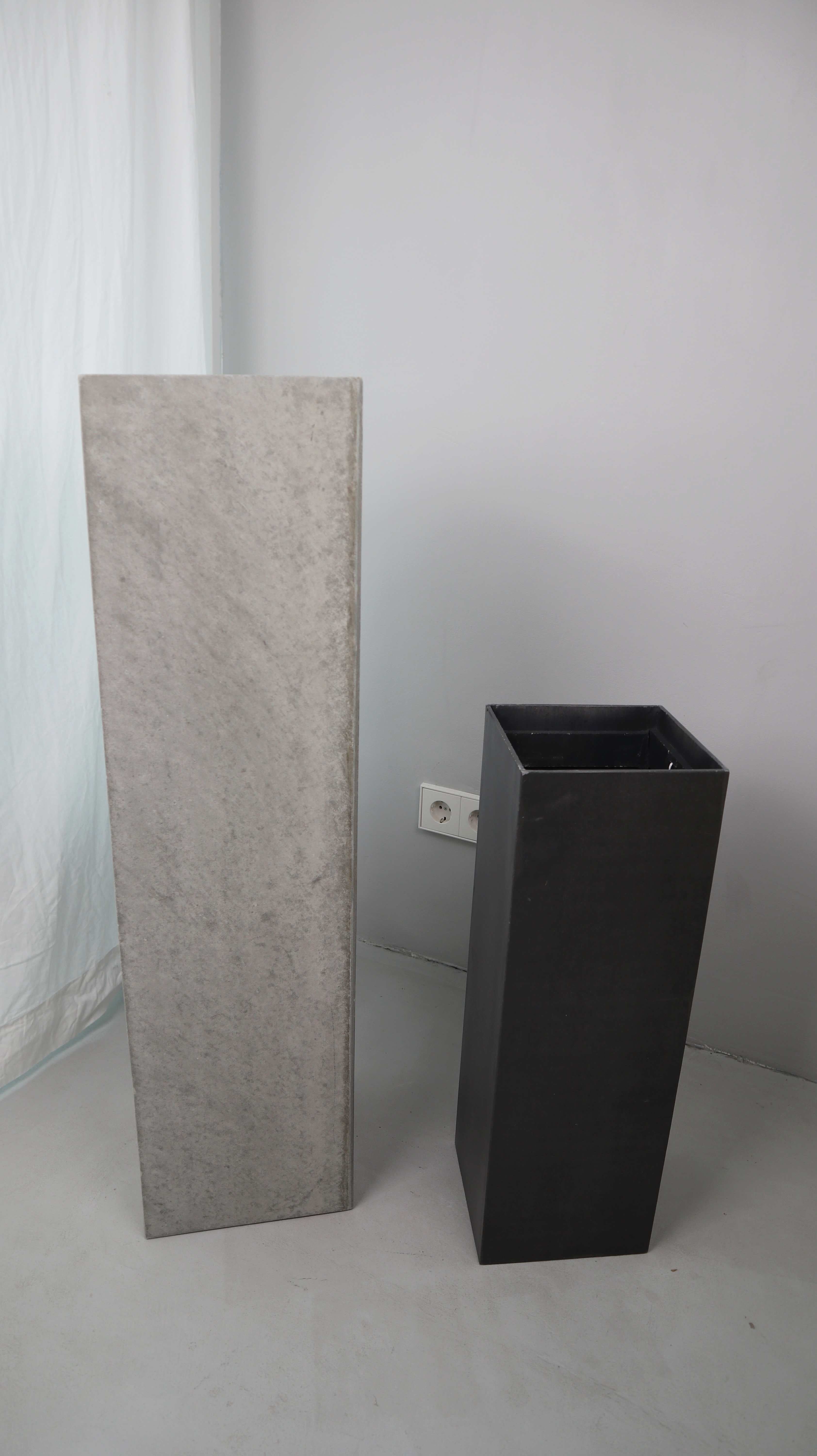 Impressionen Betonpfeiler Türdekoration Blumentöpfe Blumenständer