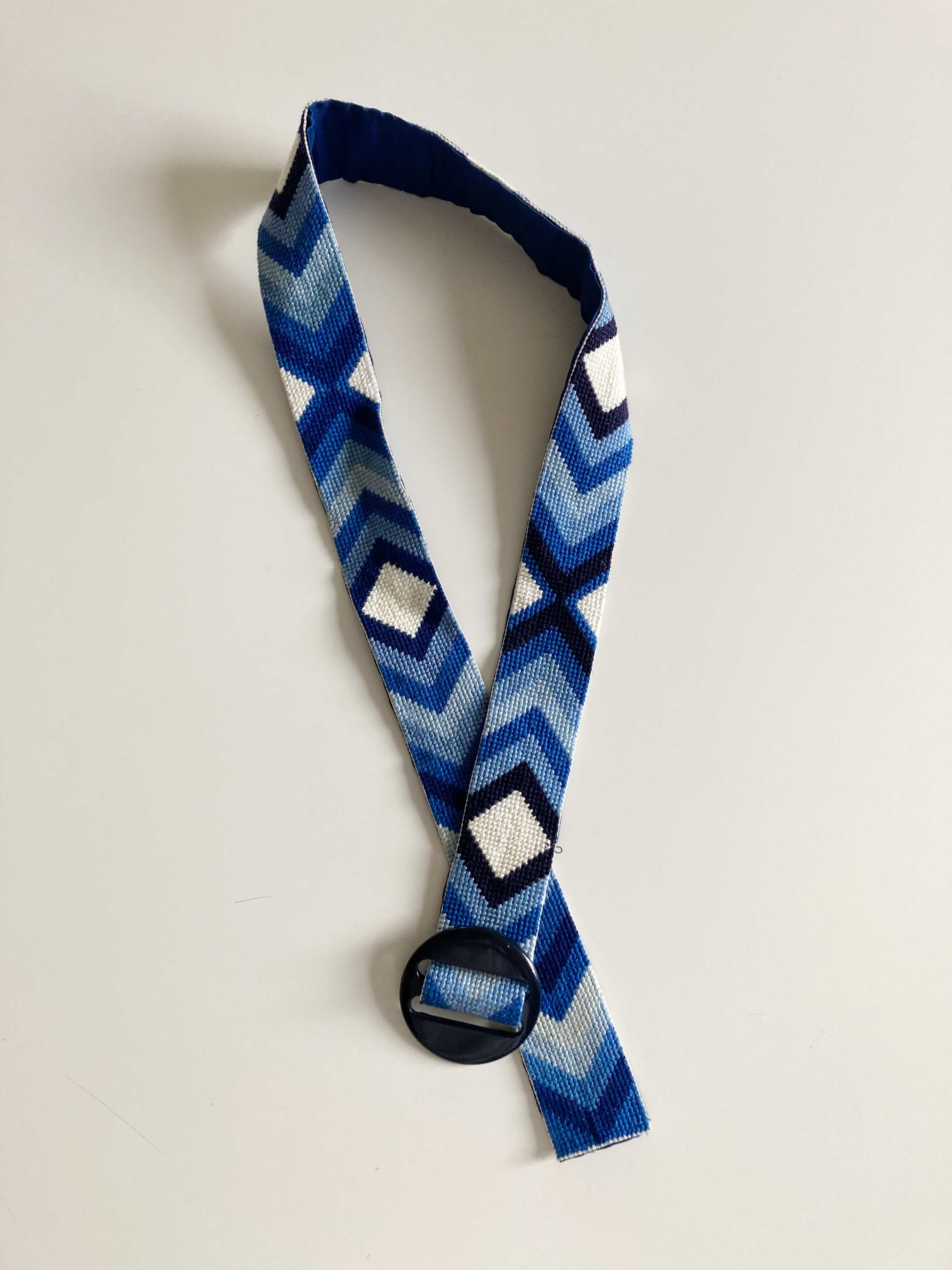 Bestickter Gürtel blau weiss Muster selbstgenäht Gestickt Muster