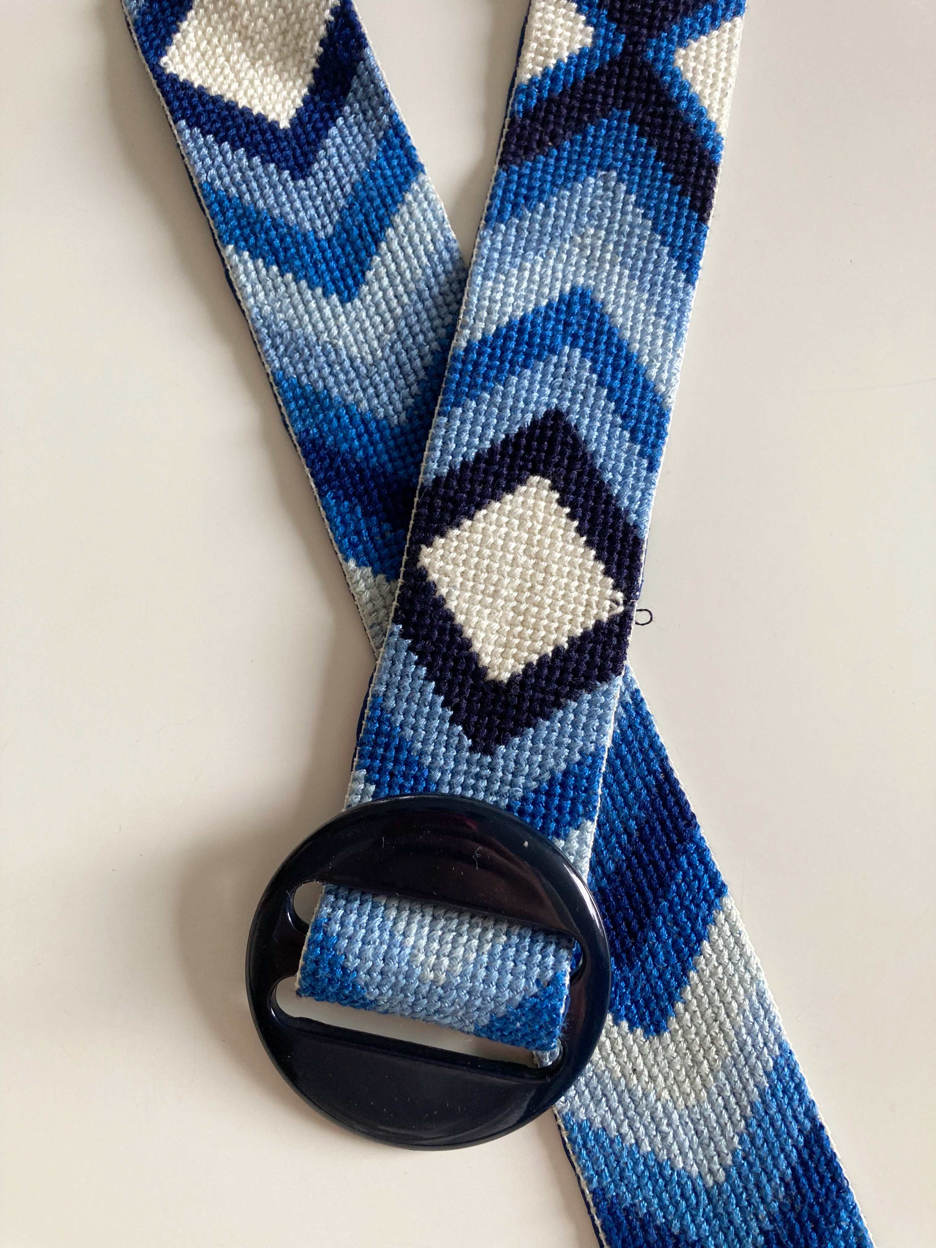 Bestickter Gürtel blau weiss Muster selbstgenäht Gestickt Muster