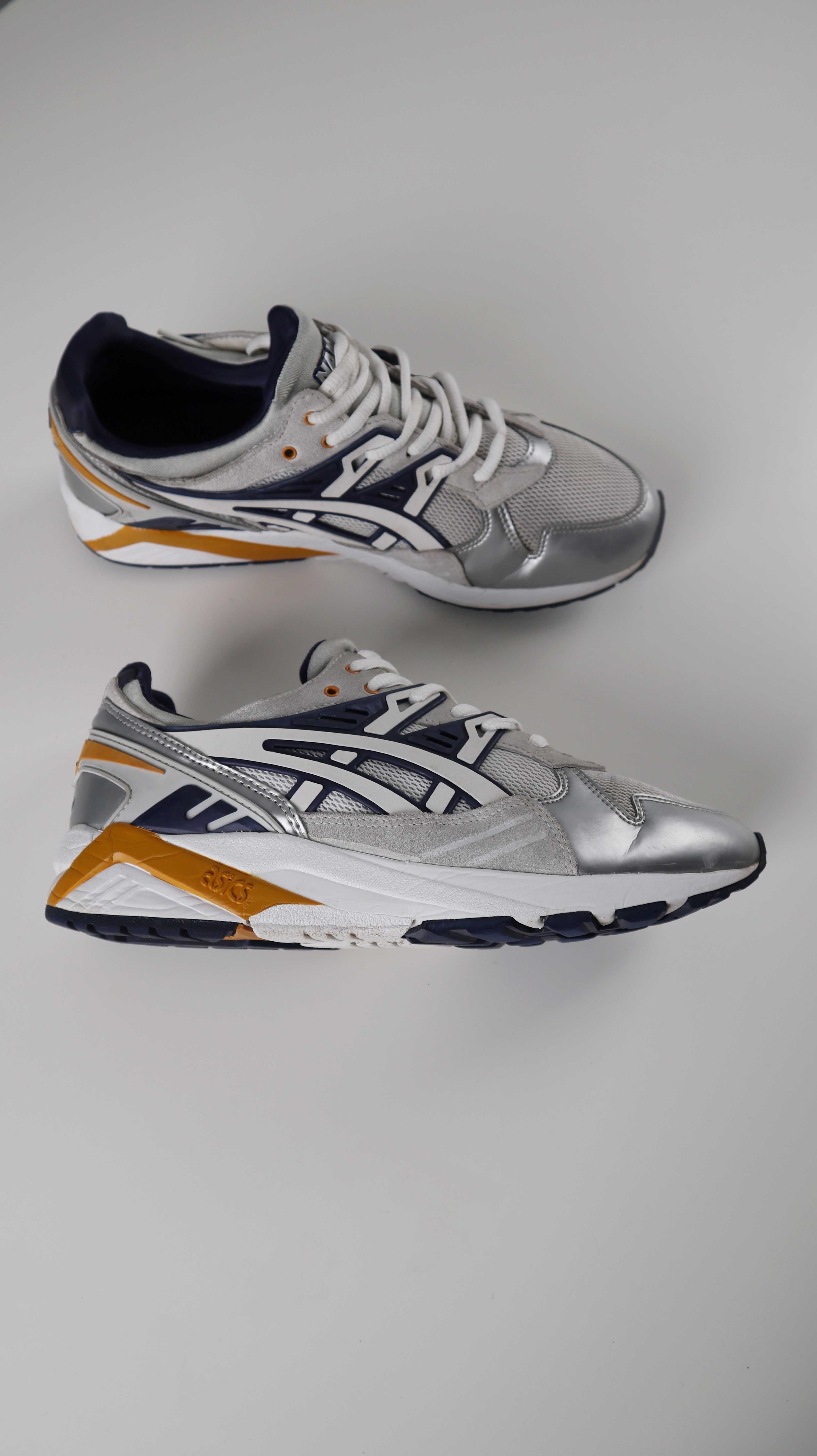 Asics Naked 42 Sneaker Turnschuhe Weiß Blau Gelb Schnürer