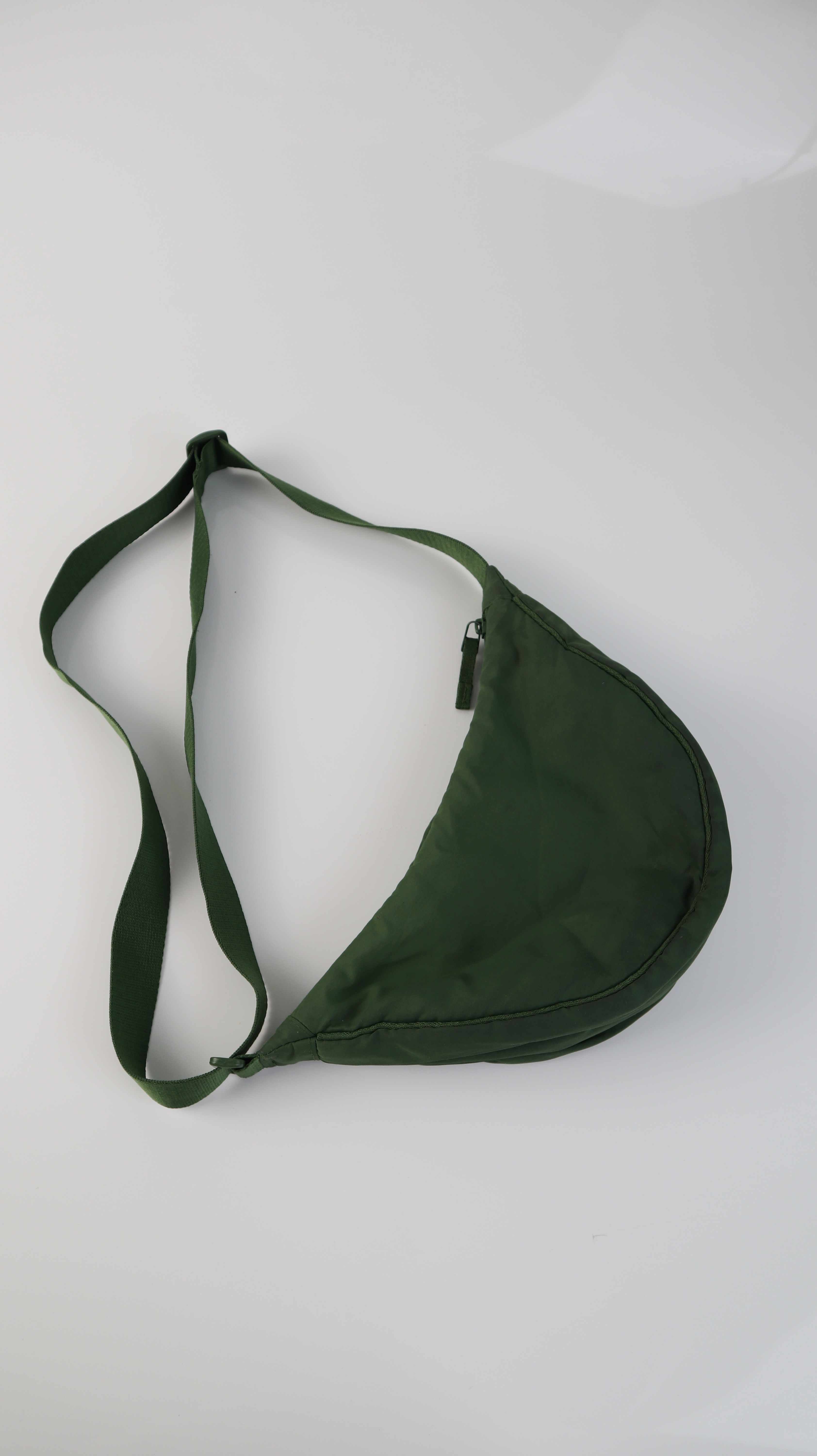 Uniqlo Tasche Bauchtasche grün Umhängetasche dunkelgrün Crossbag
