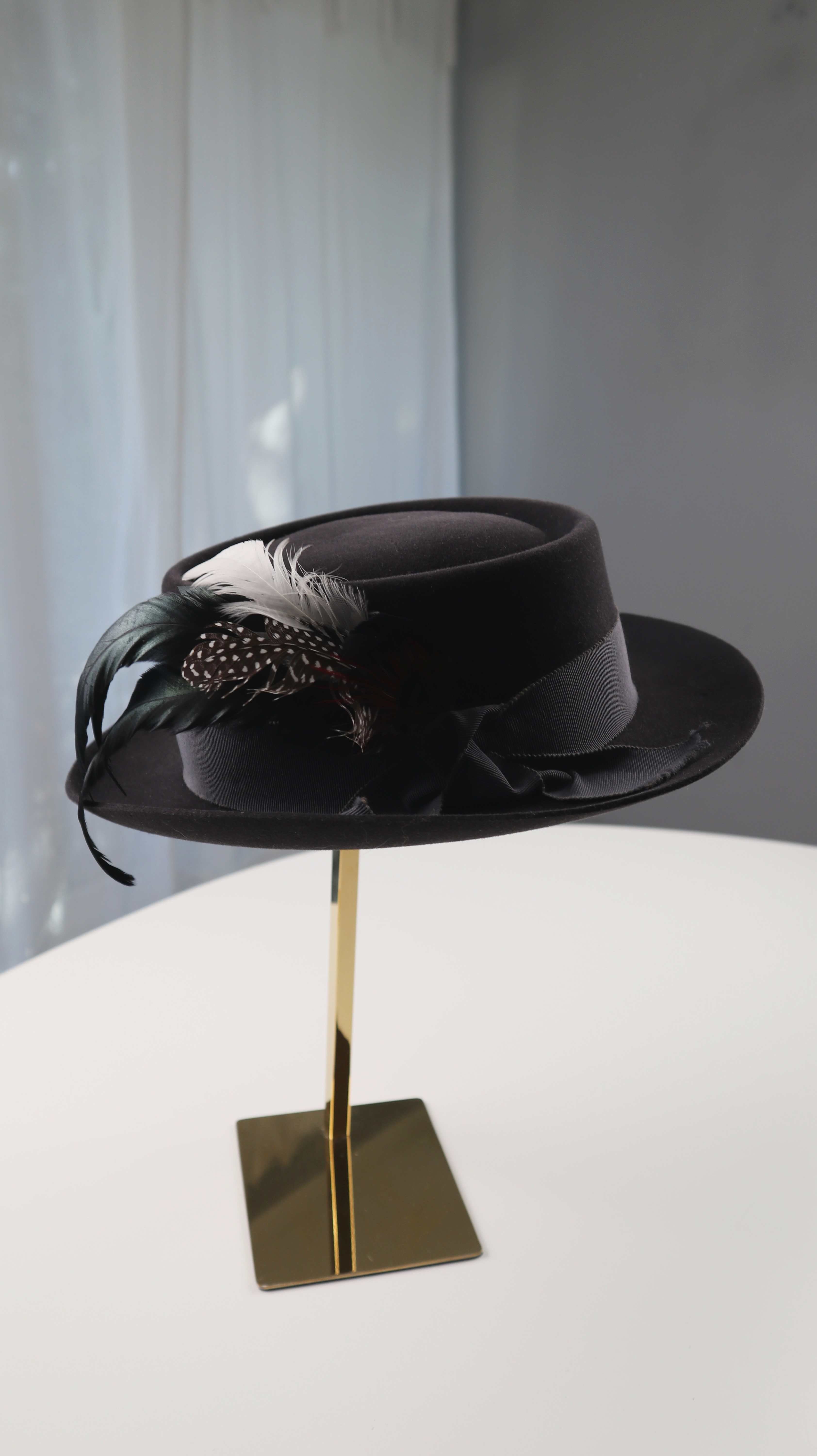 Hückel Hut schwarz Federhut grau Wollhut Federn rund