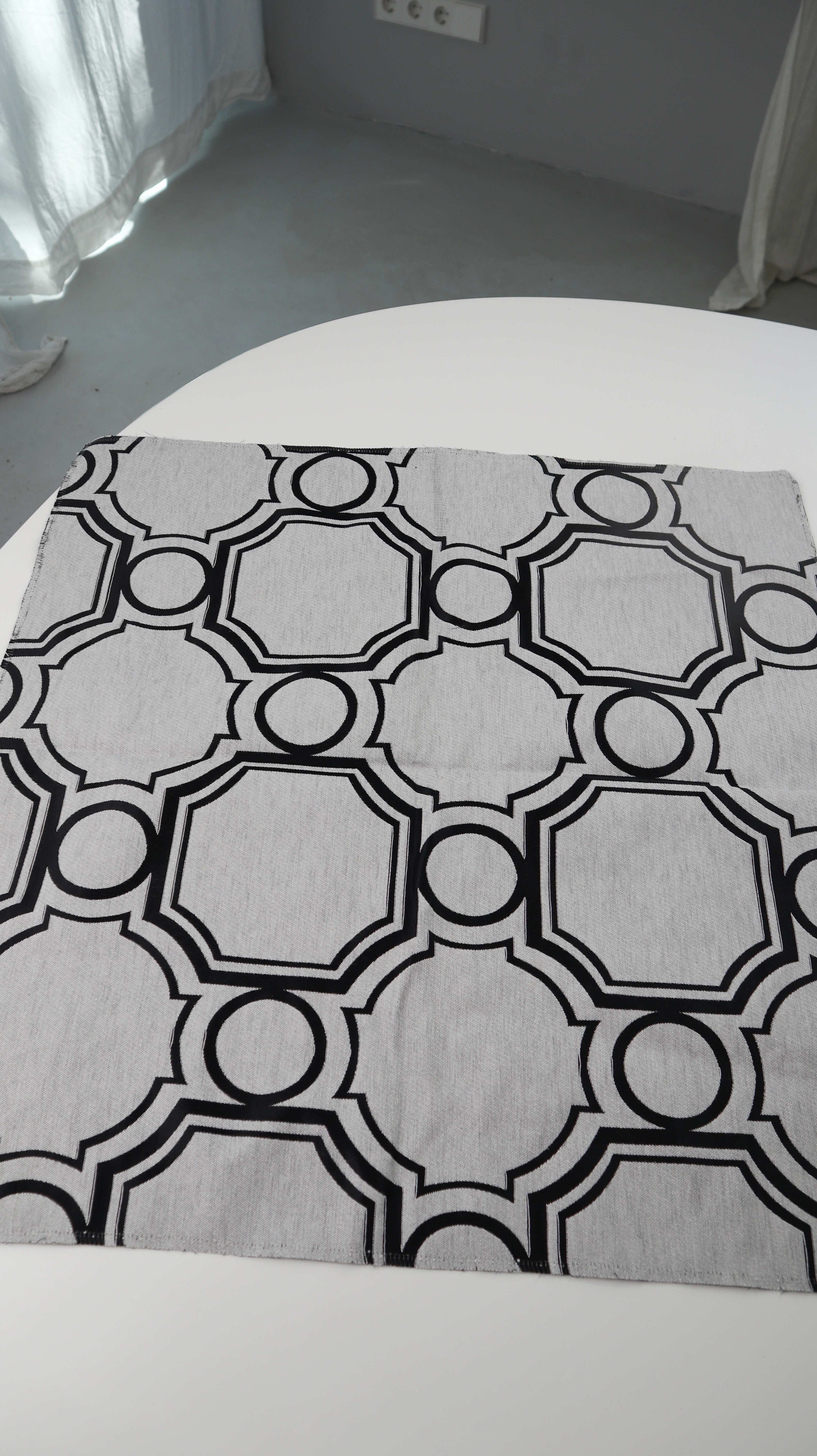 Stoff Stoffmuster schwarz grau Jim Thompson 60 x 60 geometrisch