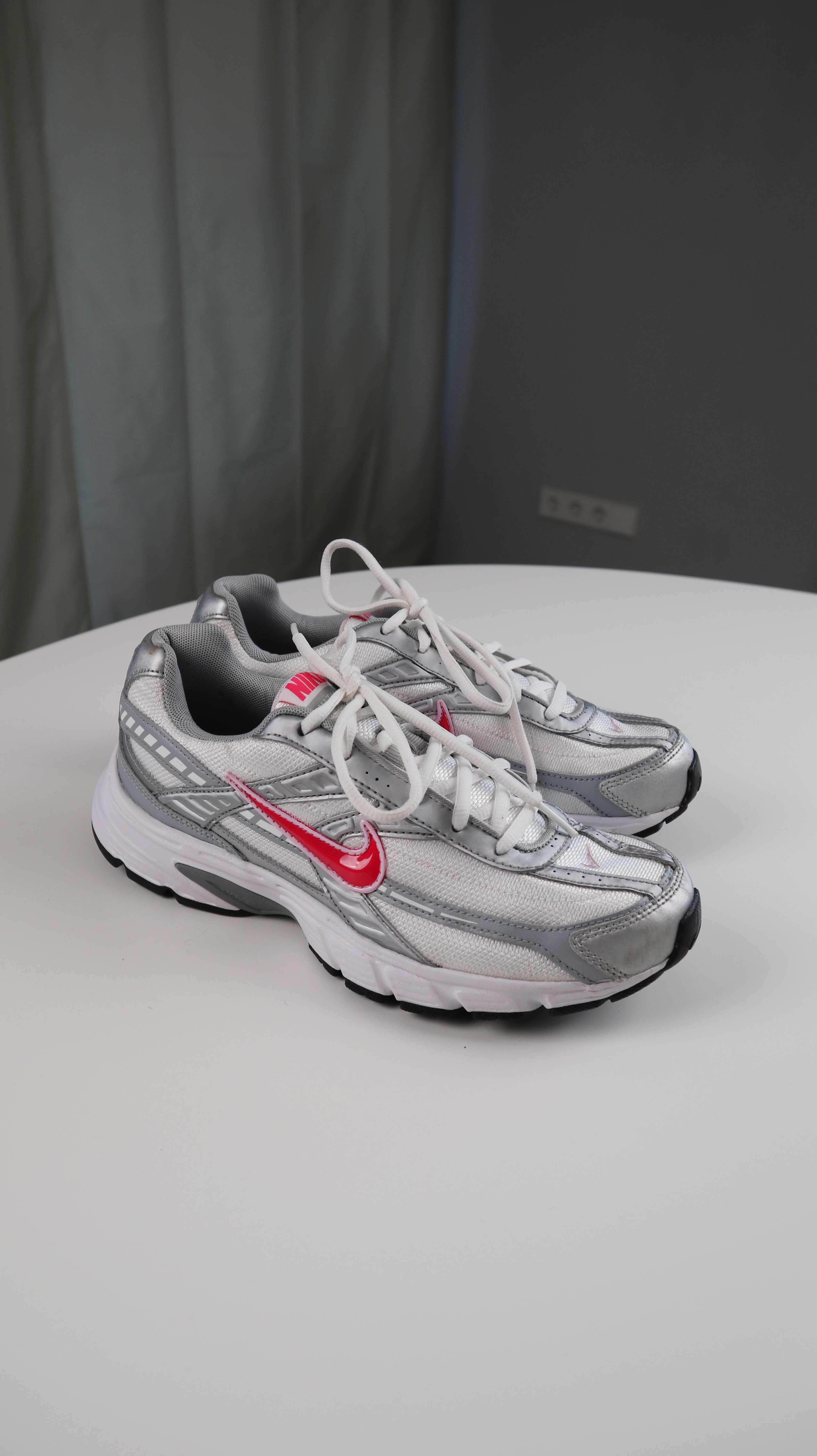 Nike Women Runners Sneaker 40 Grau Silber Turnschuhe Schnürer