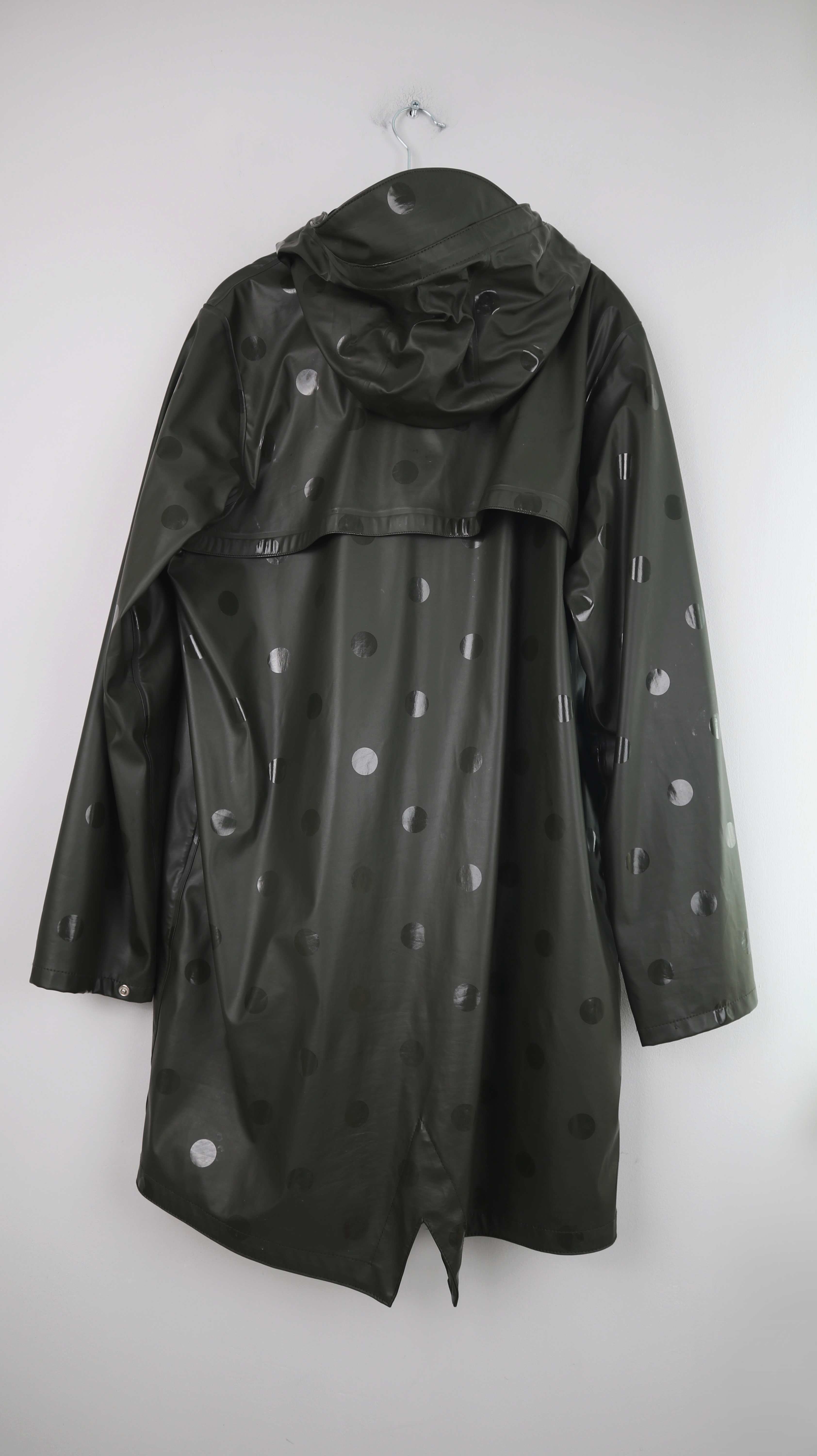 YAS Regenjacke Regenmantel 40 L Dunkelgrün Grün Olivgrün gepunktet