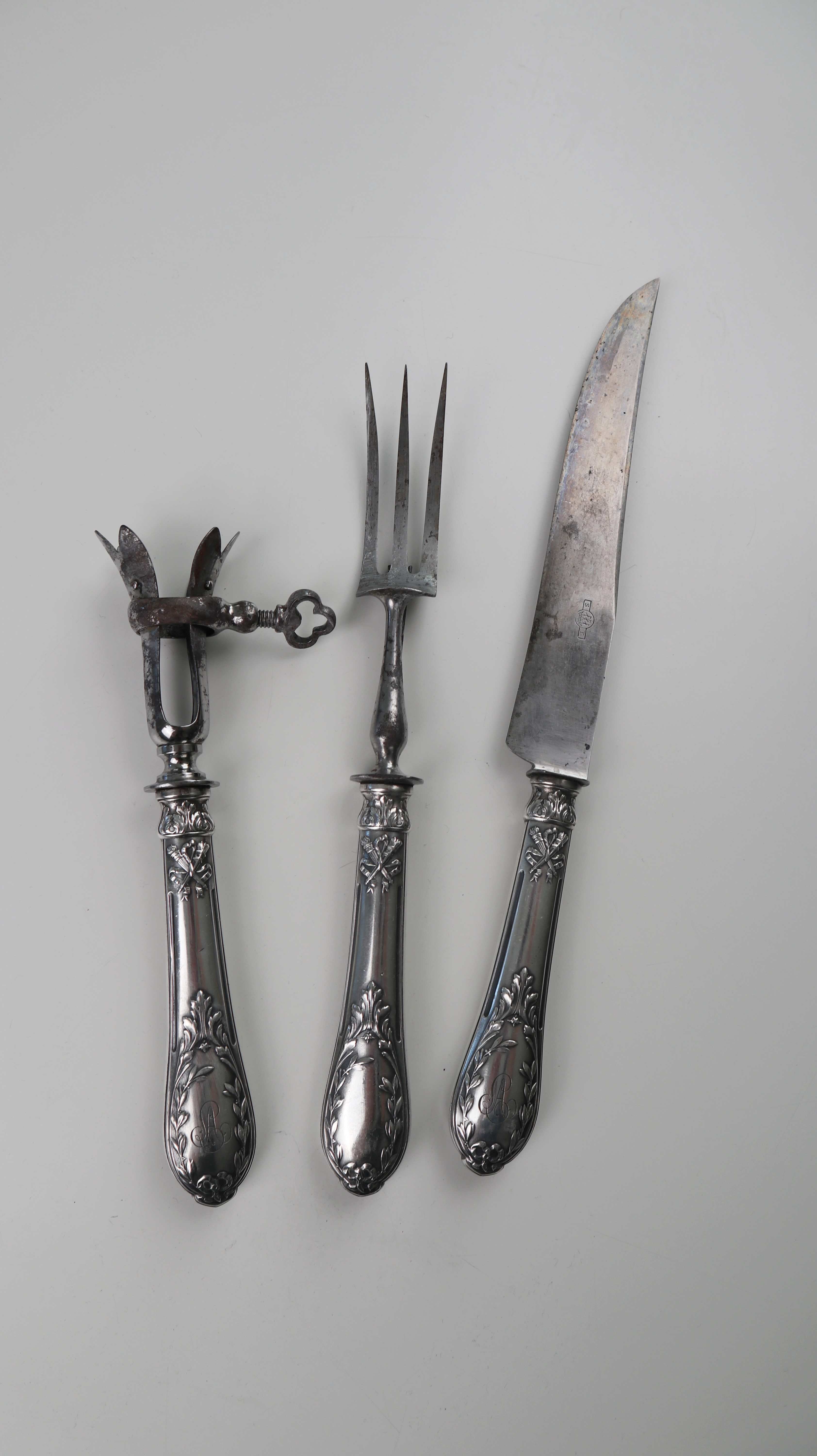 Antikes französisches Dinierbesteck Besteck Knochenhalter Gabel Messer Silber versilbert