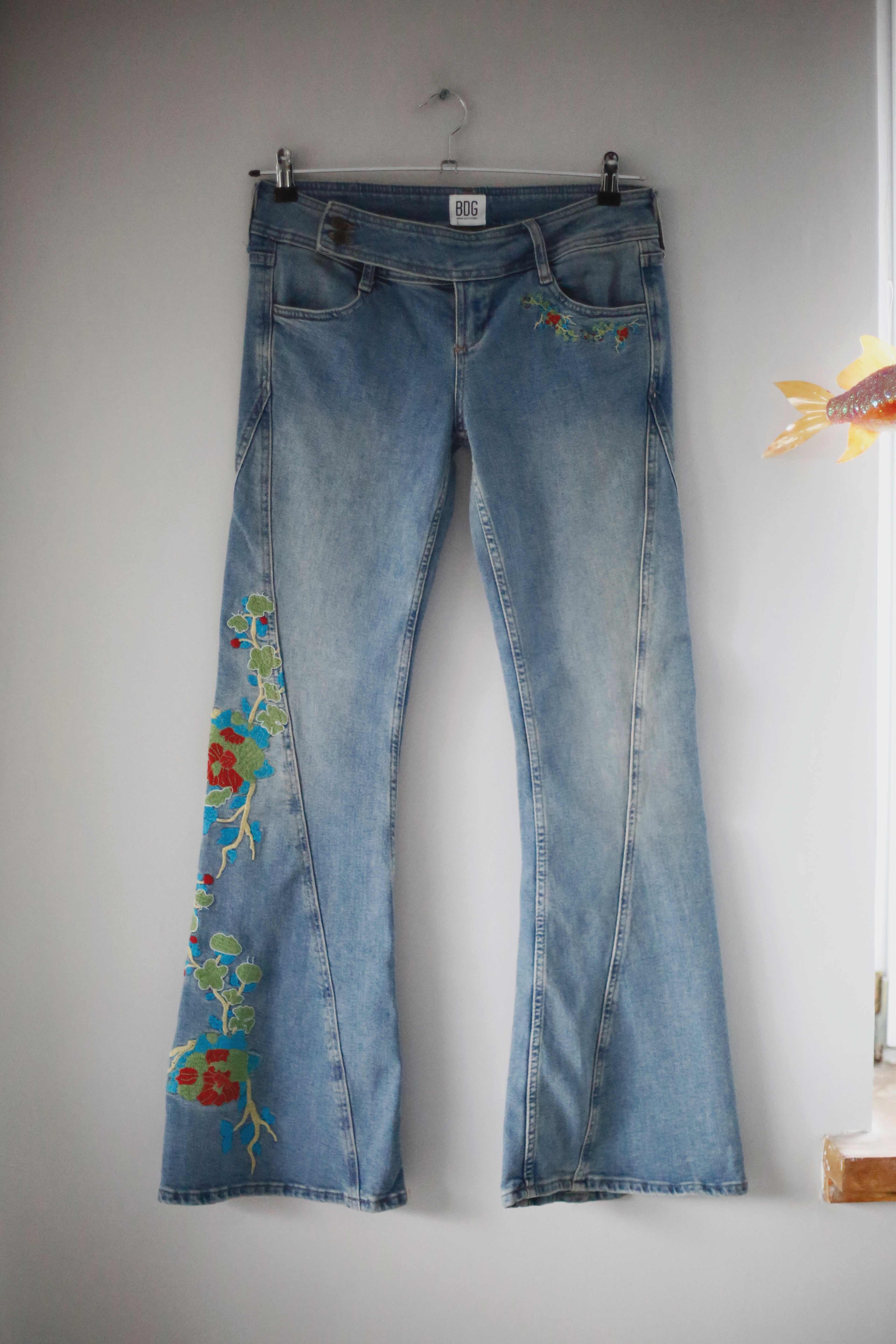 BDG Urban Outfitters Jeans Schlaghose blau denim W28 Flare Flared bestickt Blumen