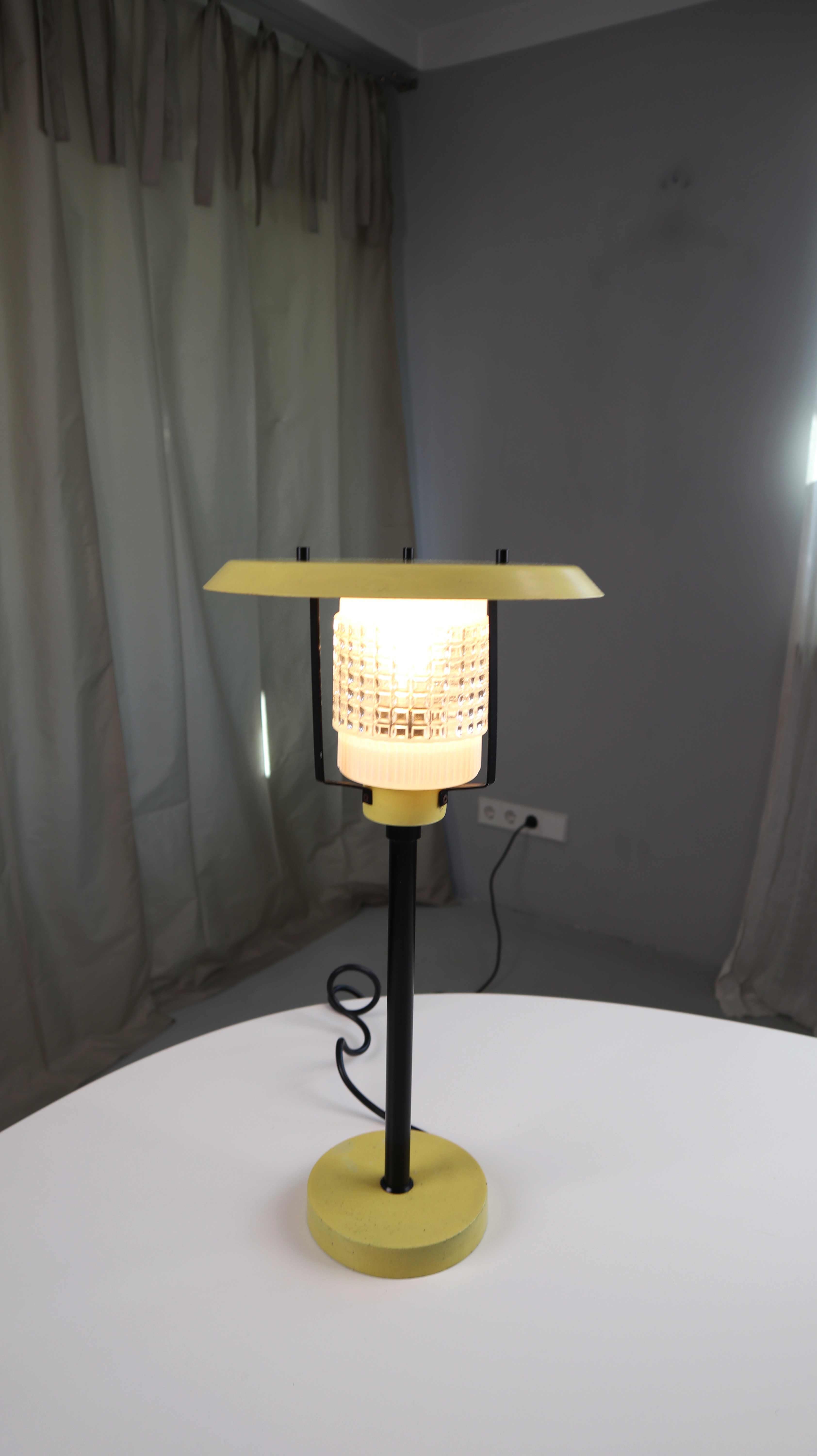 Mid Century Lampe Tischlampe schwarz Gelb Laternenlampe Akzentlampe