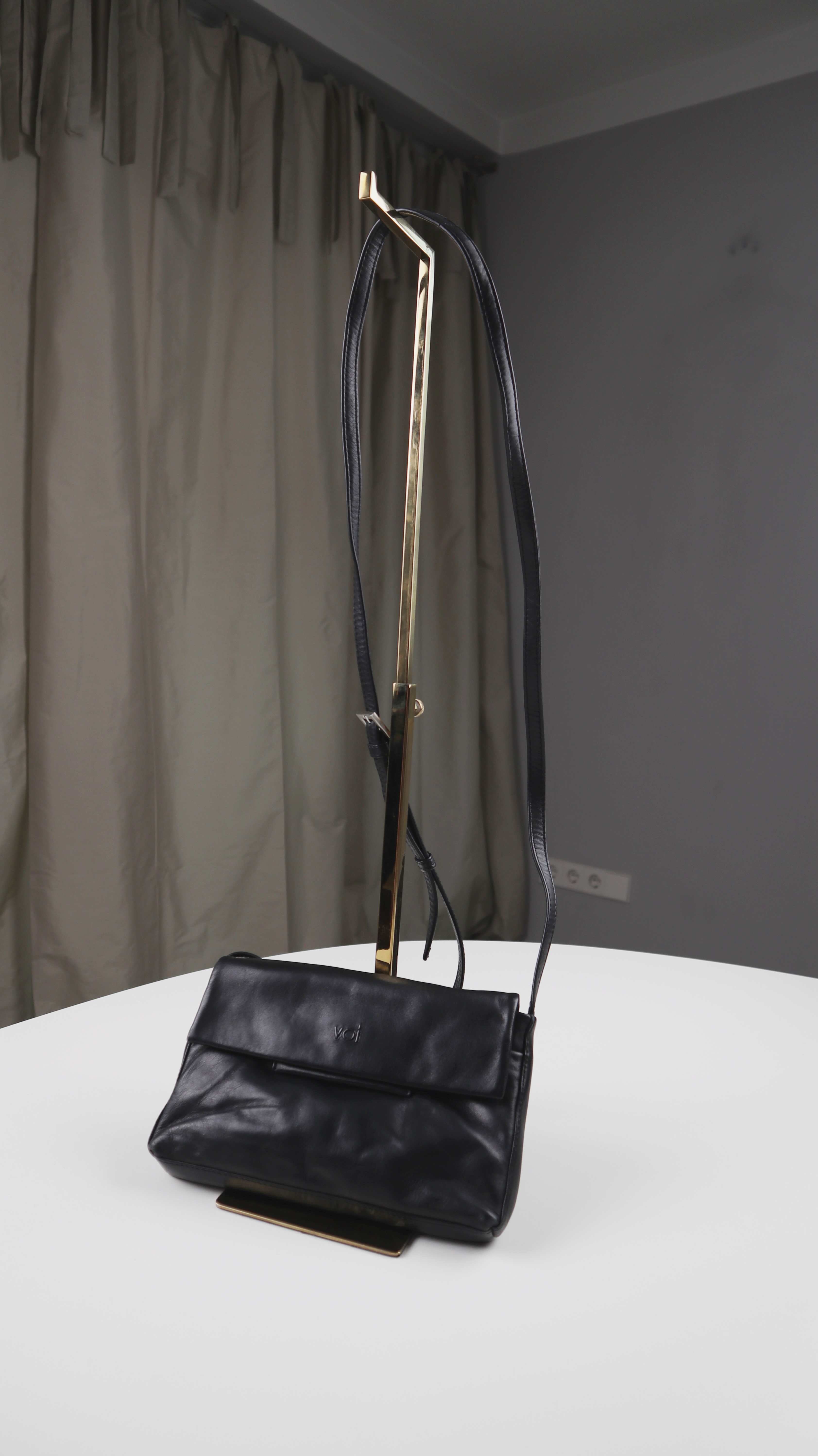 VOI Ledertasche schwarz Umhängetasche Leder klein basic Minitasche