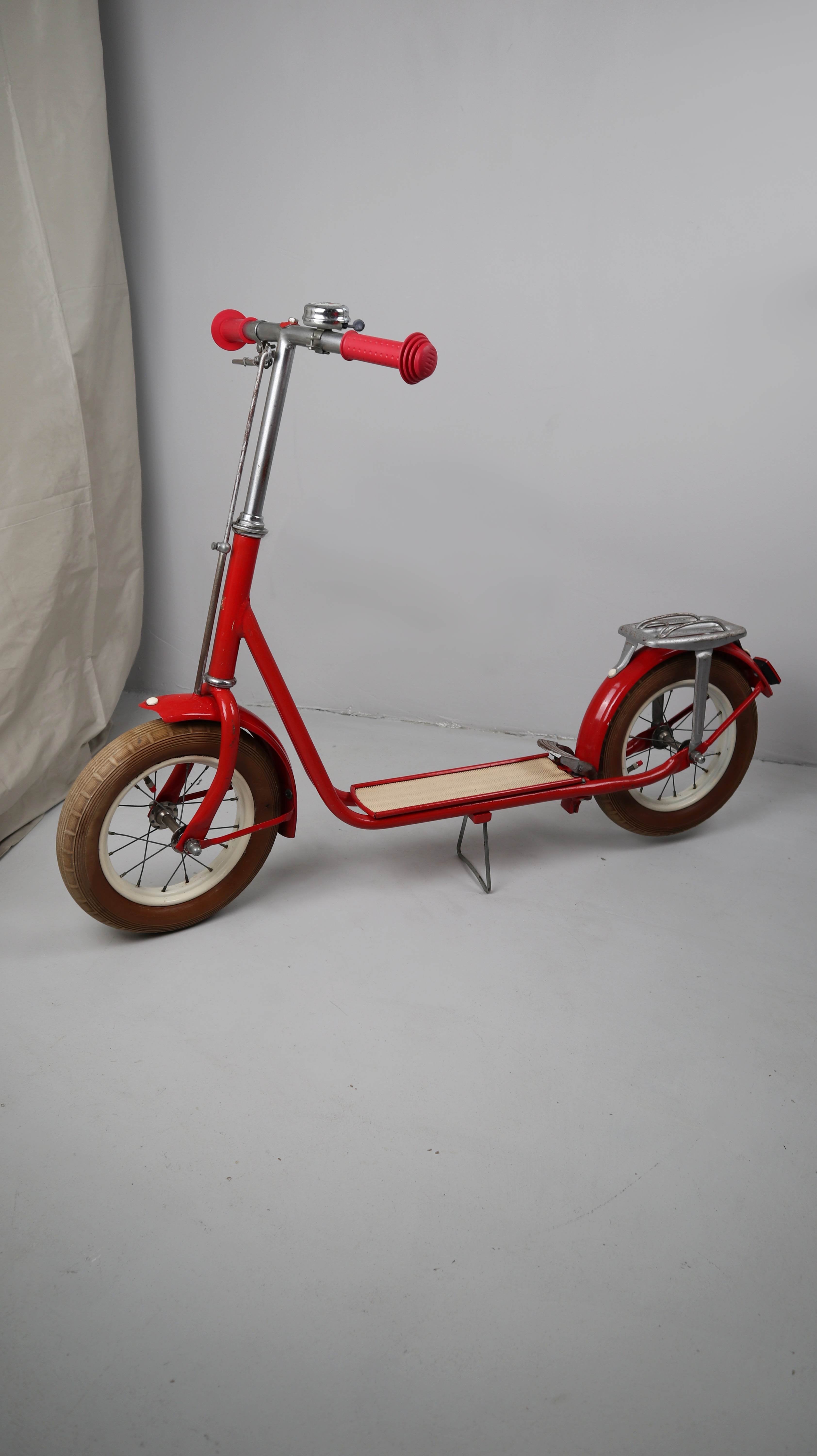 True Vintage Tretroller Roller rot Kinderroller 1960er DDR Walt Disney