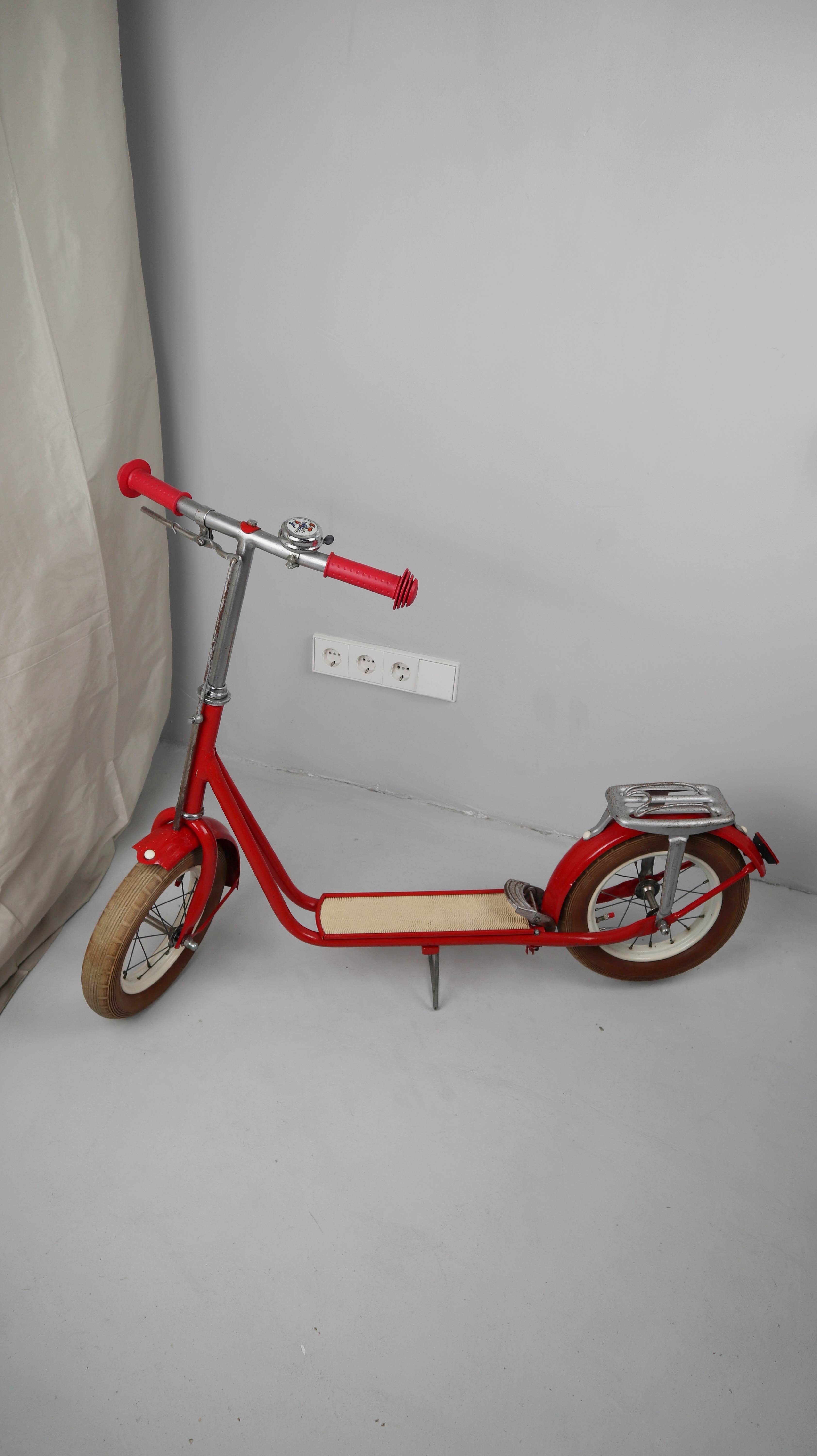 True Vintage Tretroller Roller rot Kinderroller 1960er DDR Walt Disney