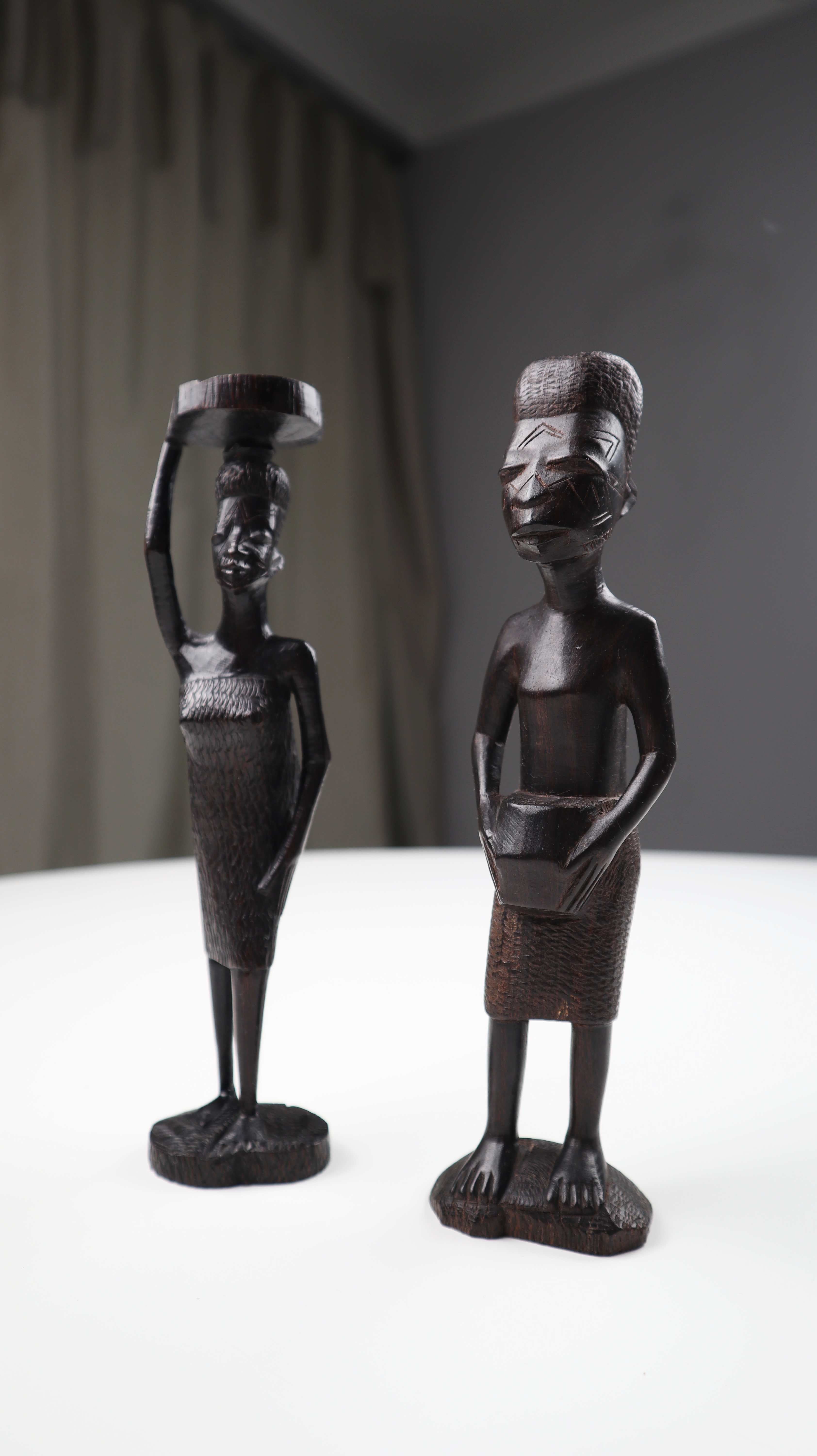 Afrikanische Figuren dunkelbraun geschnitzt Paar Handarbeit Holzfiguren