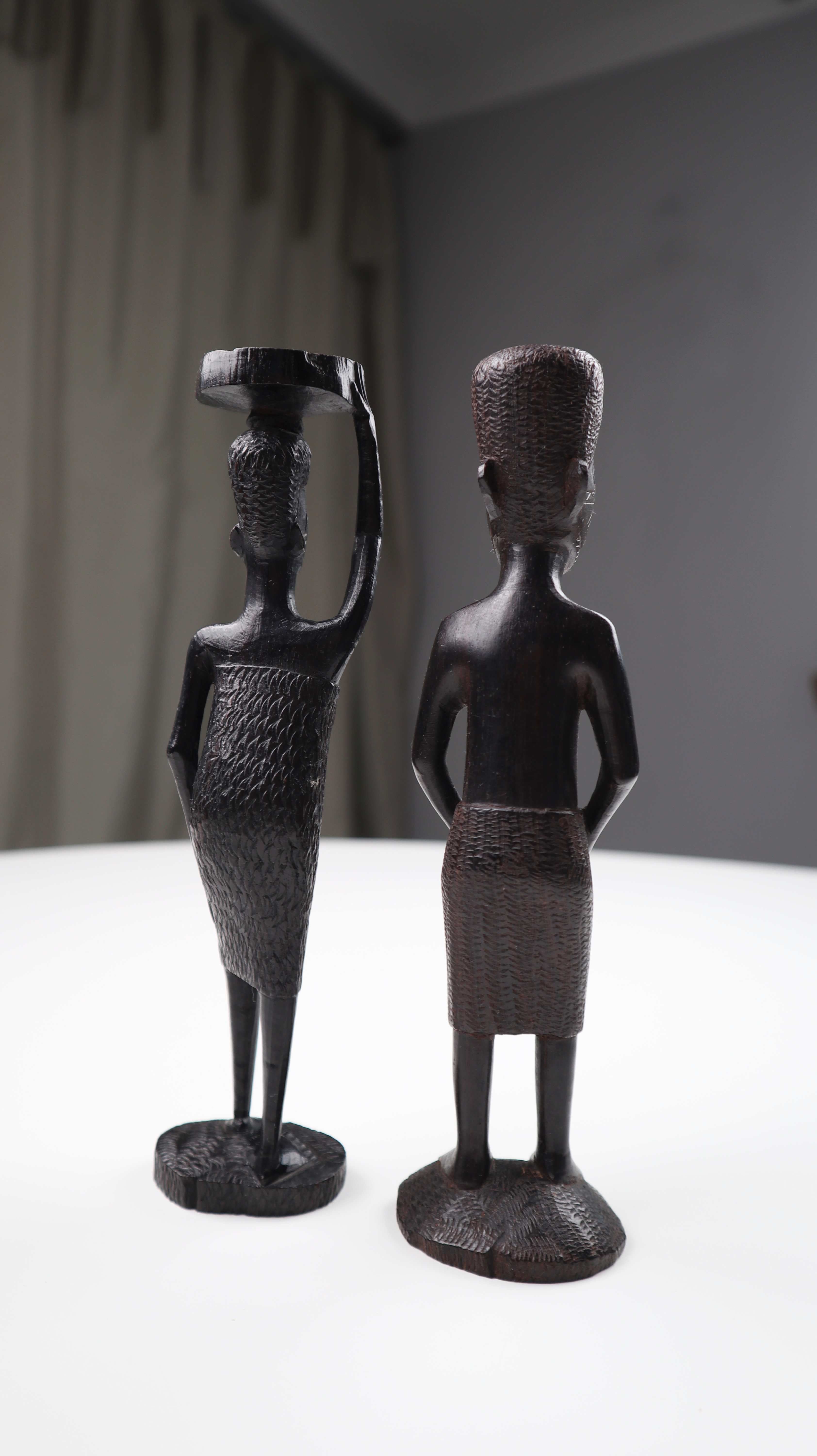 Afrikanische Figuren dunkelbraun geschnitzt Paar Handarbeit Holzfiguren