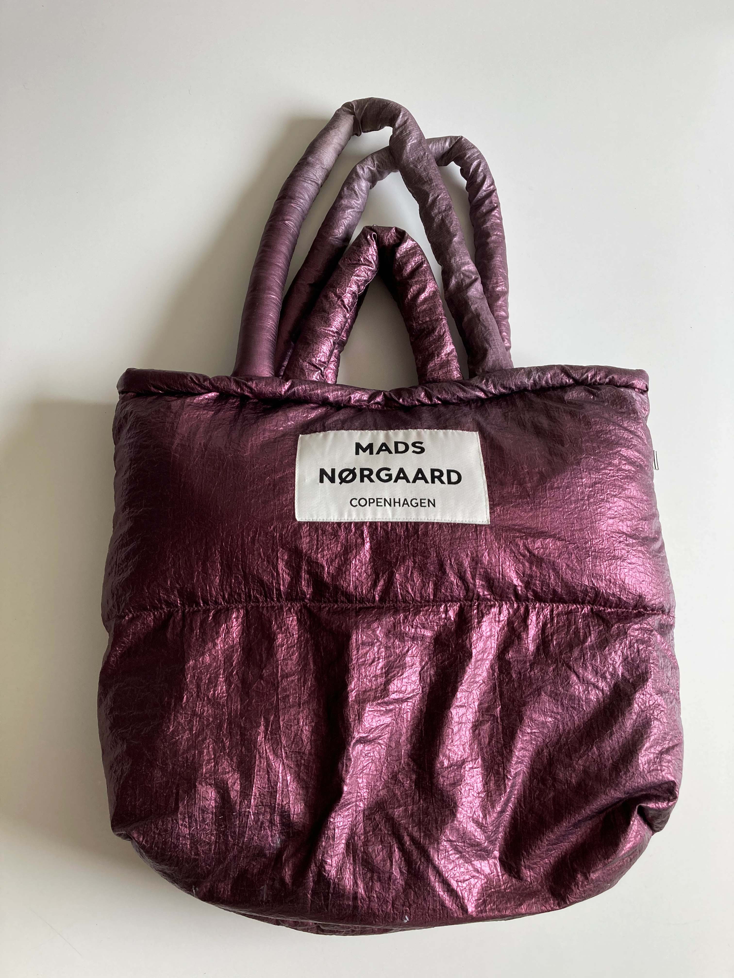 Mads Nodgaard Tasche Pufftasche Stepptasche Rot Lila Bordeaux Umhängetasche Schultertasche