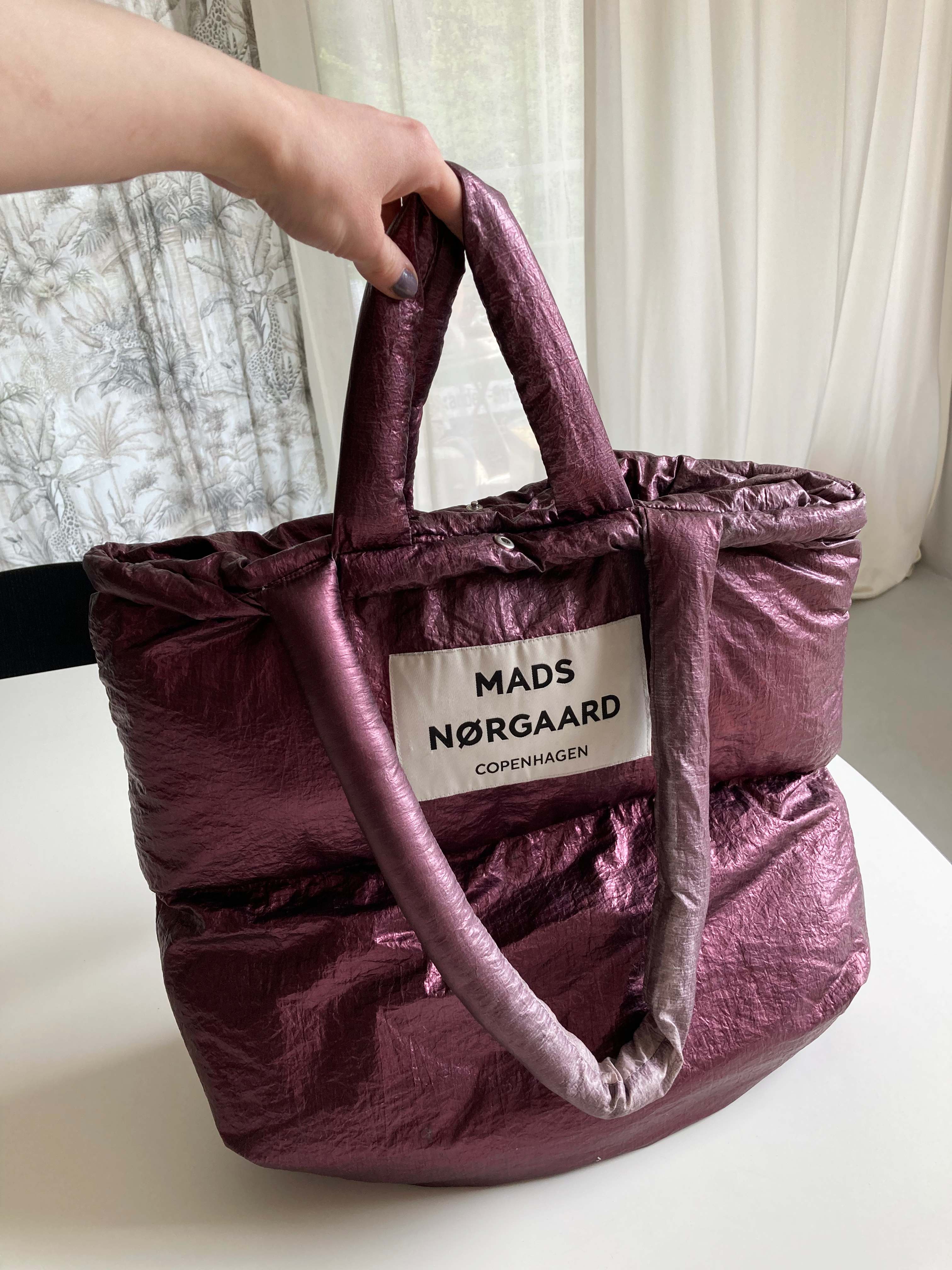 Mads Nodgaard Tasche Pufftasche Stepptasche Rot Lila Bordeaux Umhängetasche Schultertasche