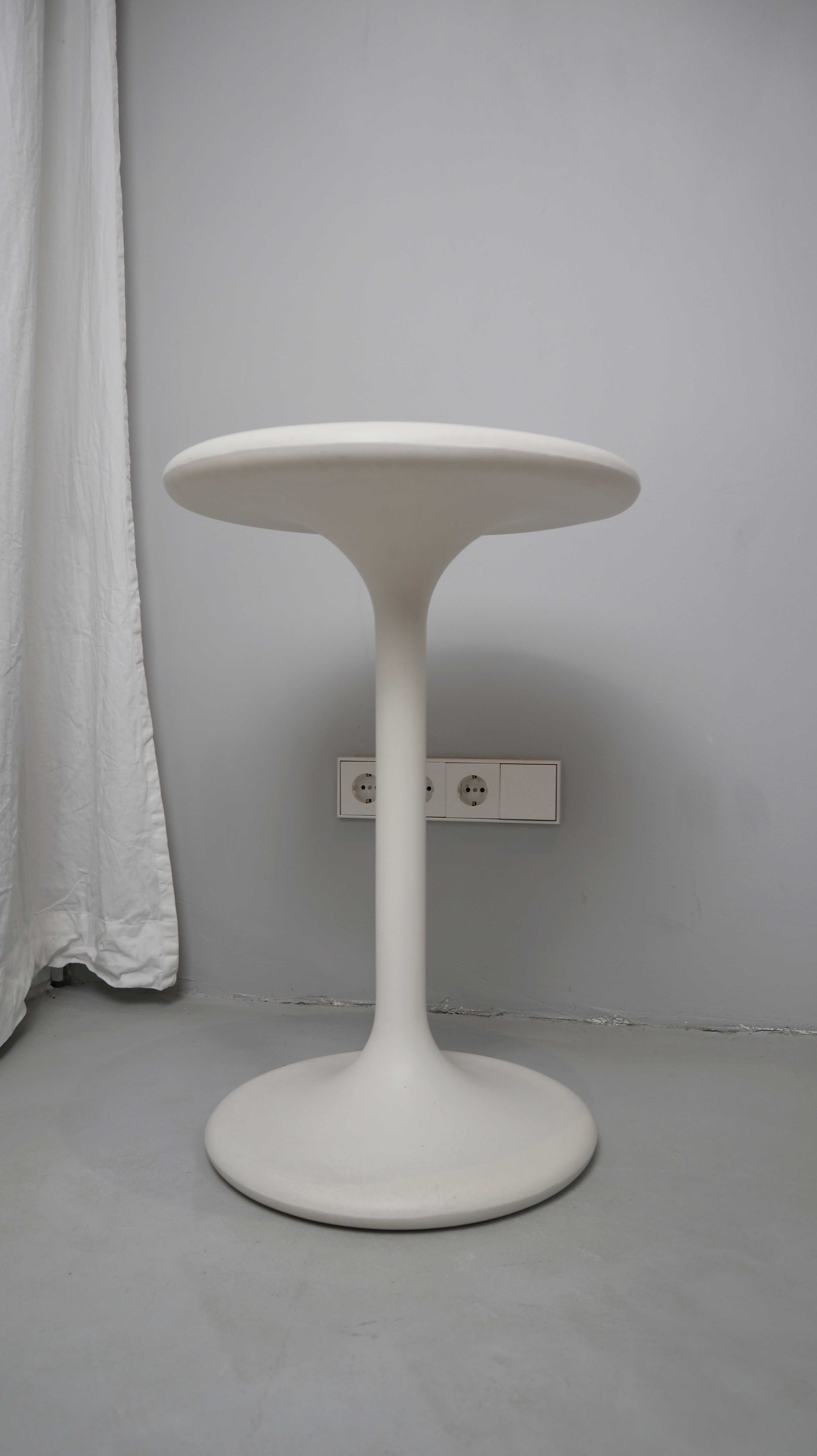 happy Tisch Beistelltisch weiß Tulip Table Christophe Pillet Design Kunststoff