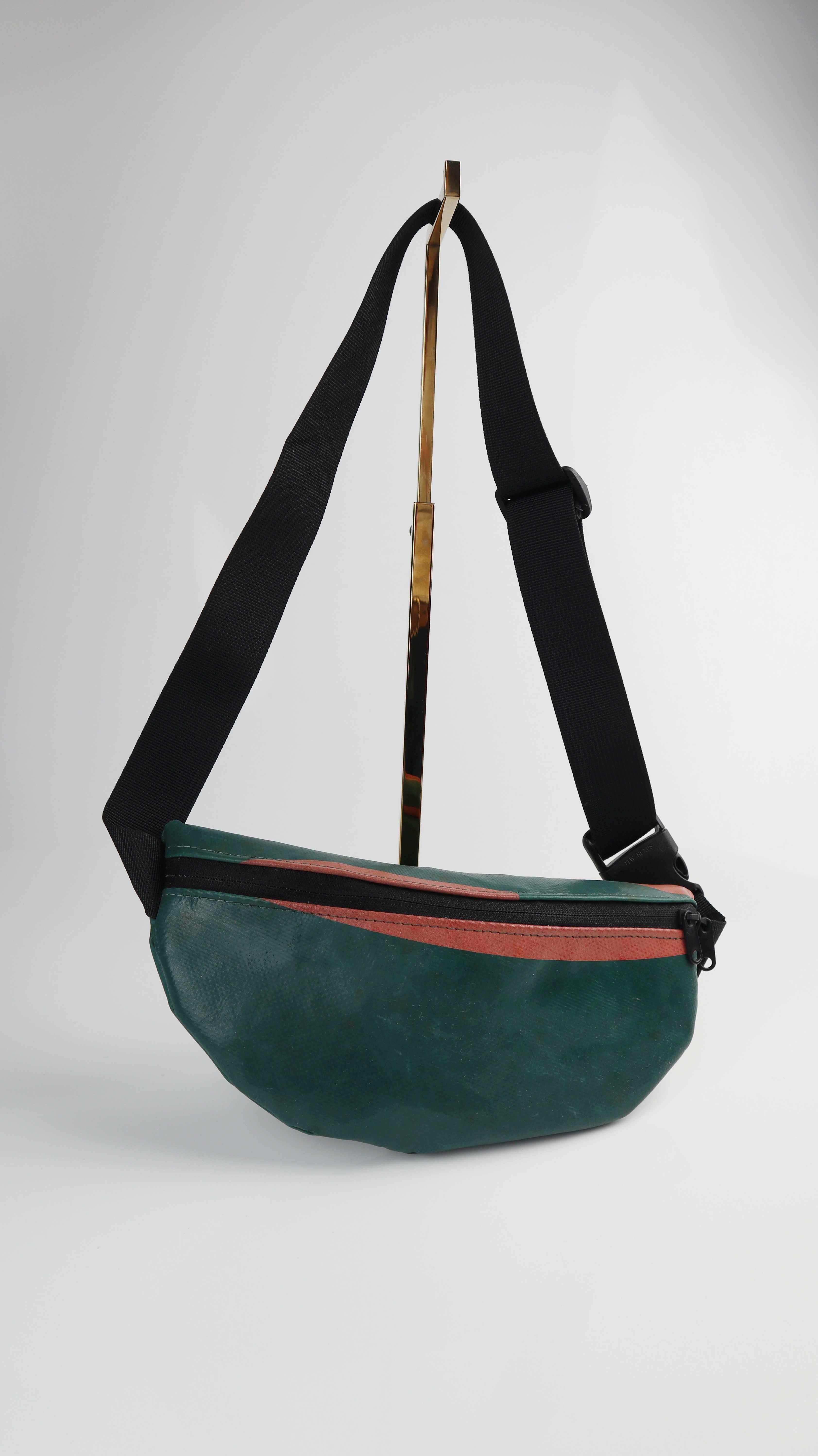 Jump The Hedges Bauchtasche grün dunkelgrün recycelt Planentasche