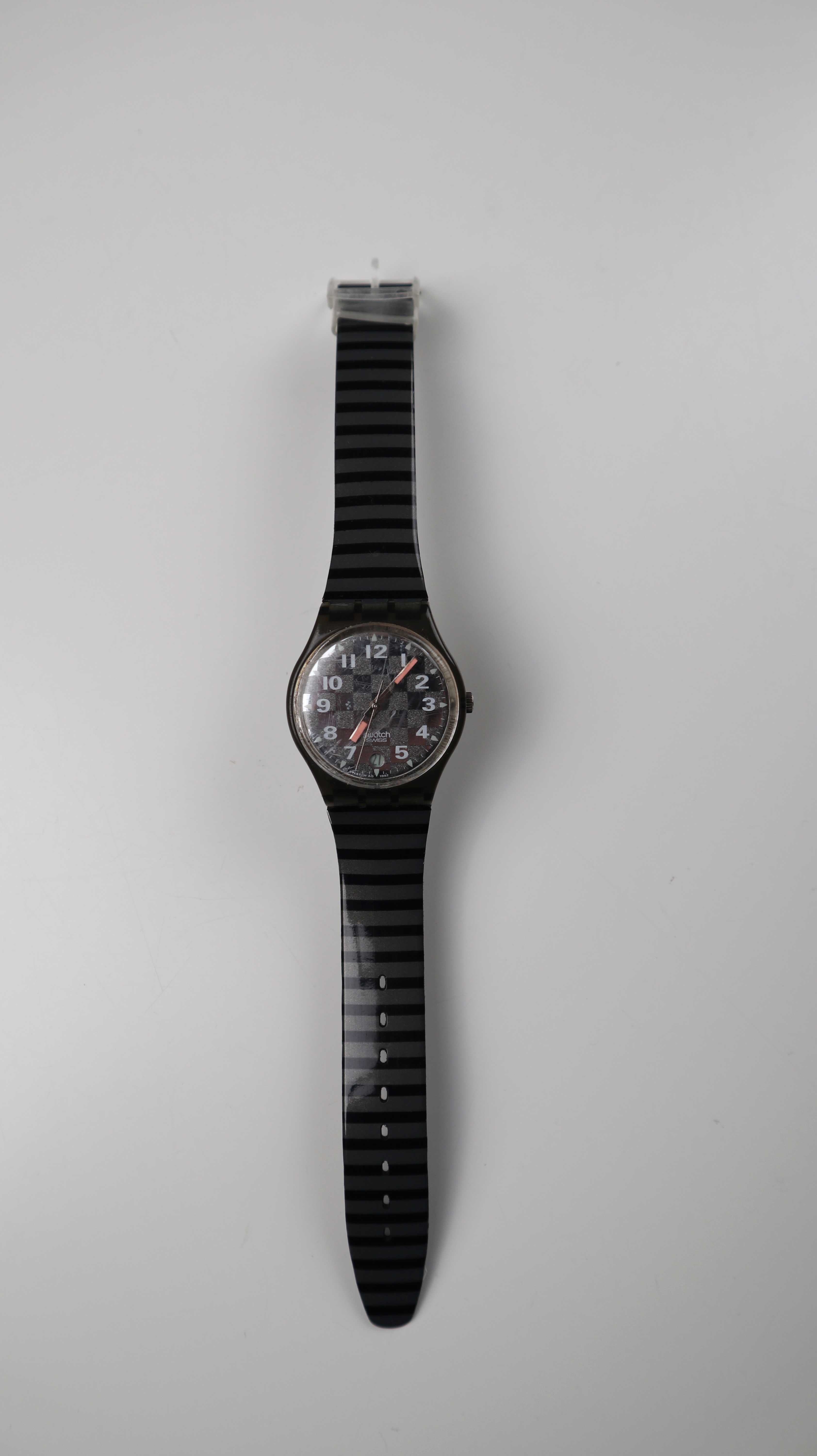 Swatch Uhr Armbanduhr schwarz kariert grau Kunststoff gestreift