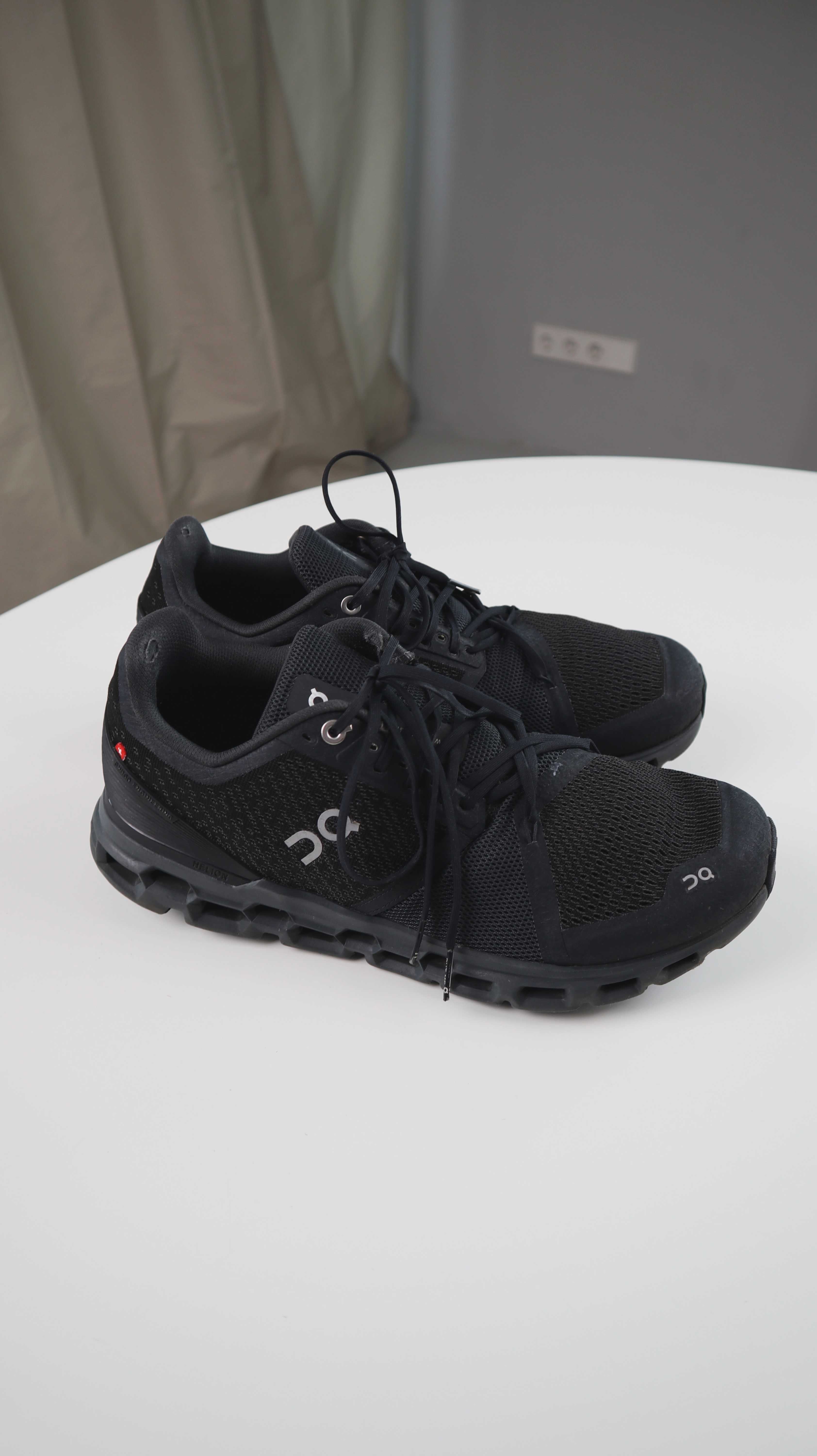 On running Sneaker Turnschuhe 44 schwarz Schnürer