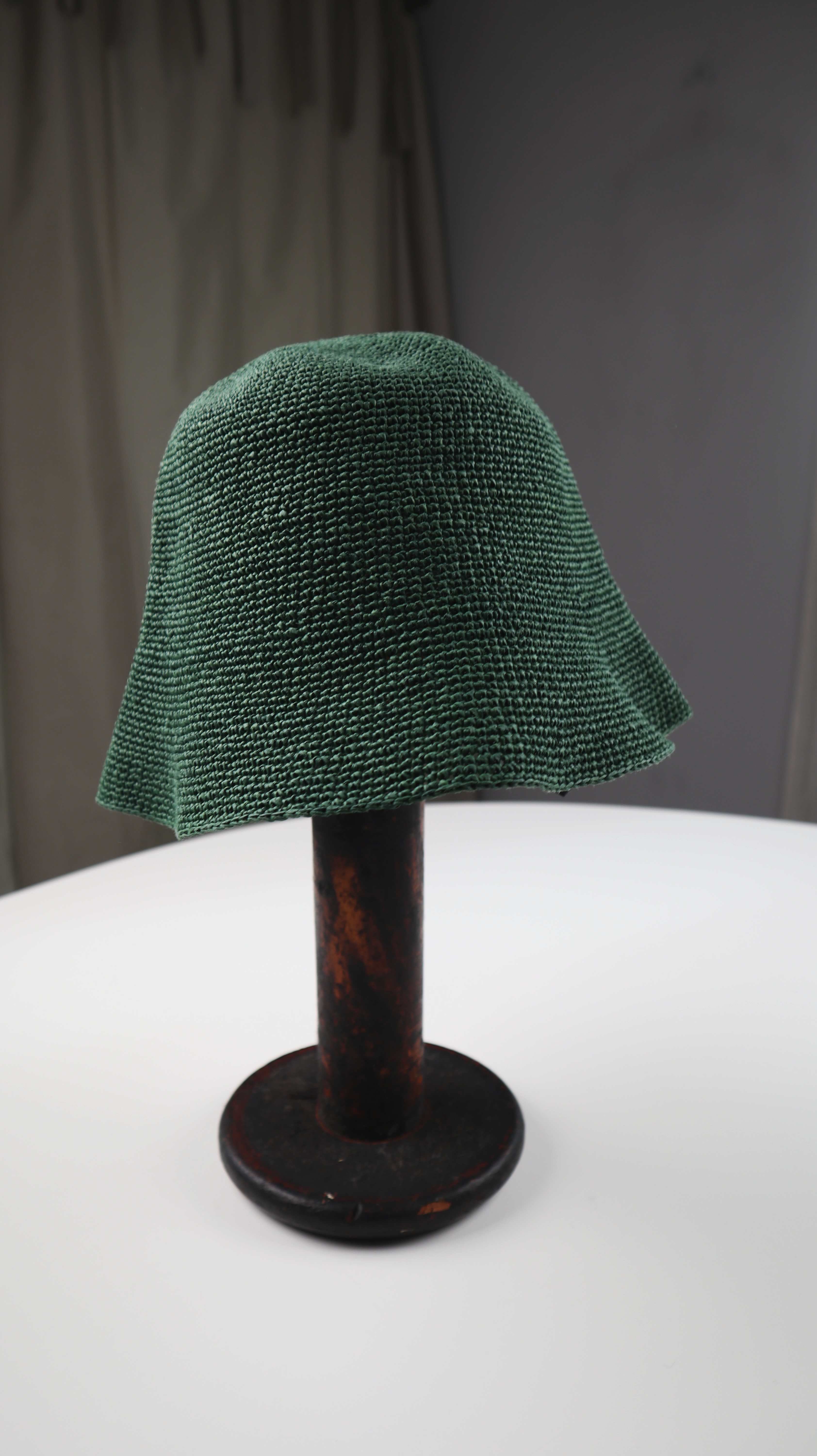 COS Hut Grün dunkelgrün geflochten Crocket Hat