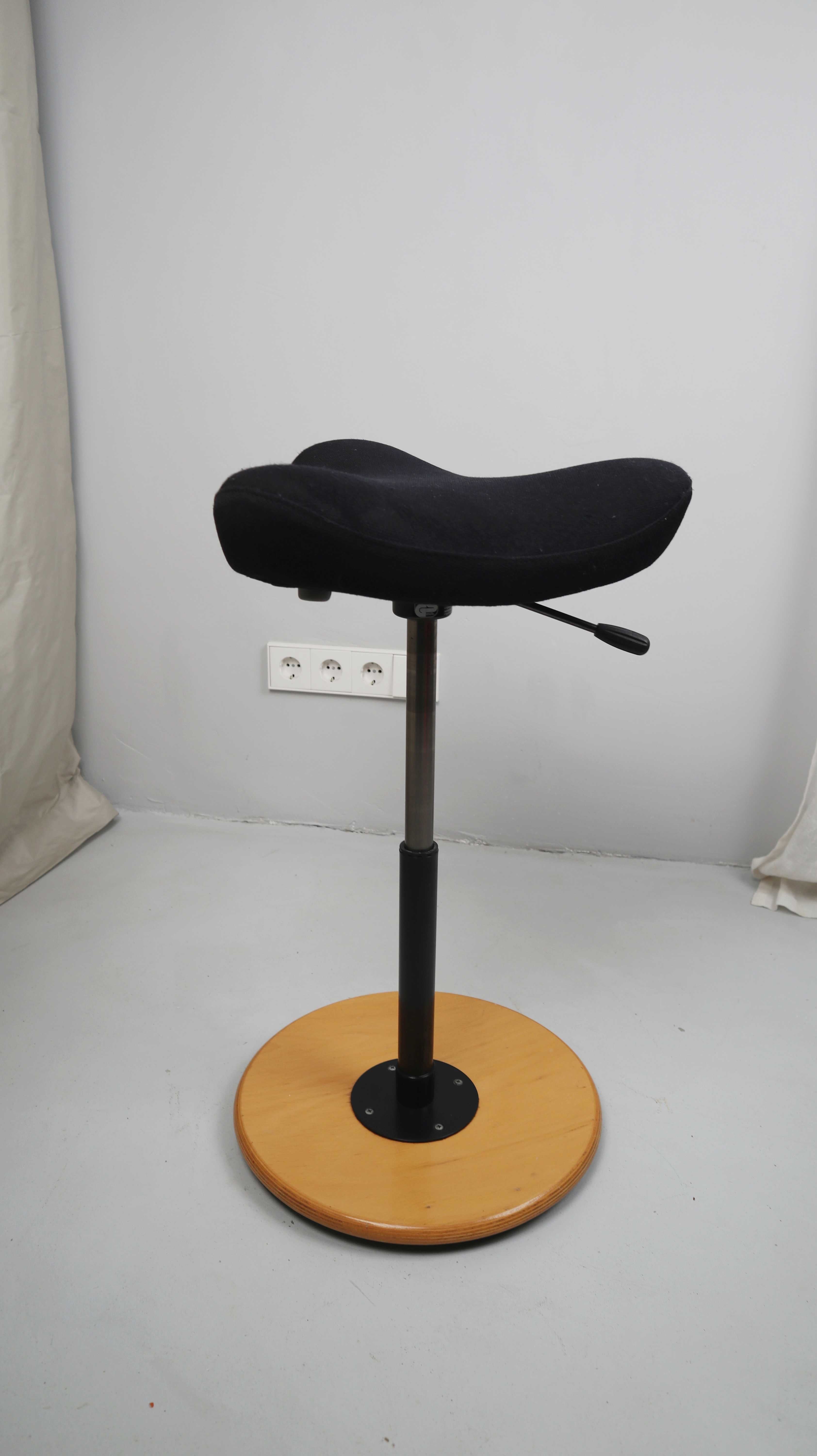 Stokke Vierer Move Hocker ergonomischer Sitz schwarz Stuhl verstellbar