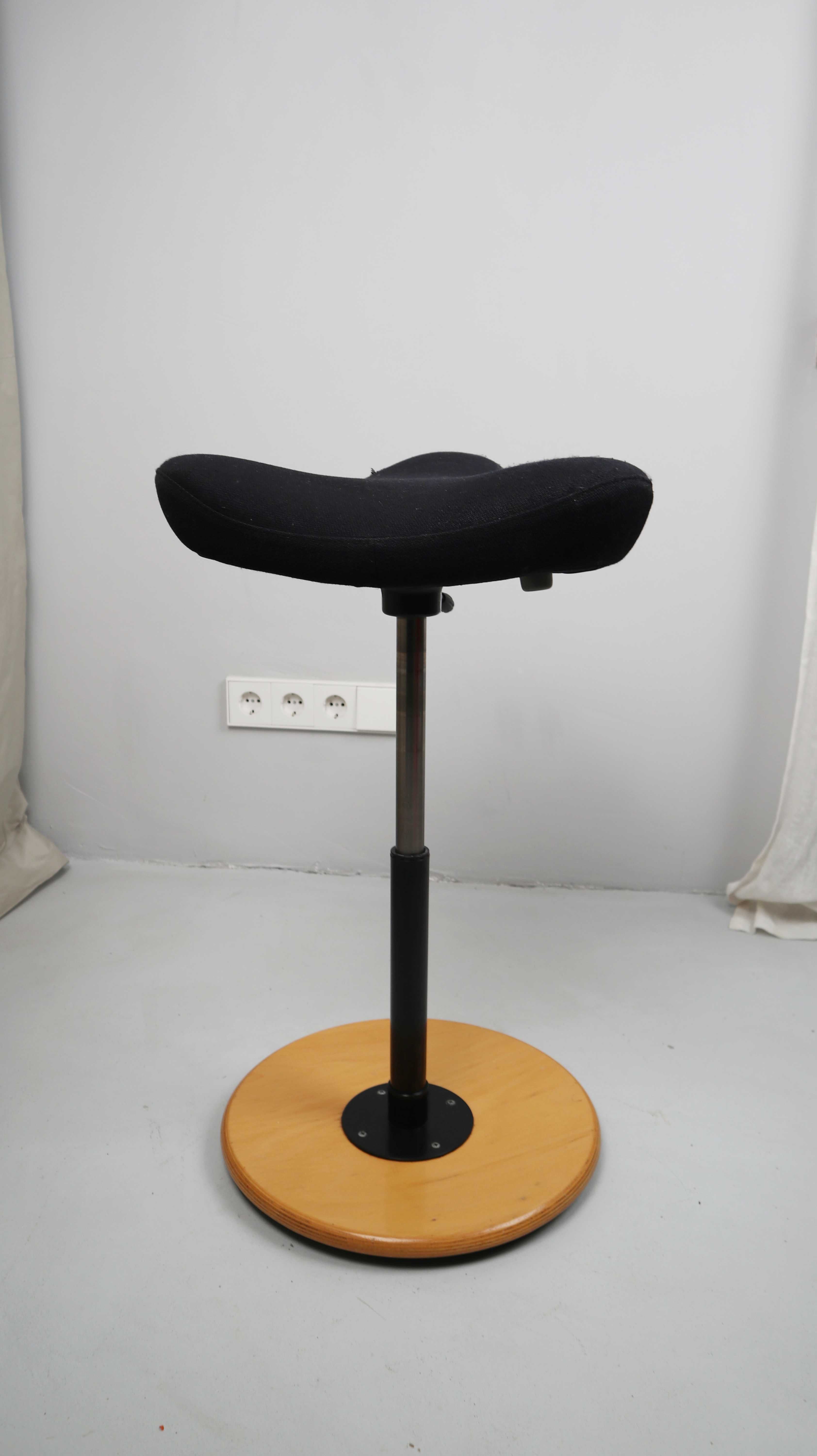 Stokke Vierer Move Hocker ergonomischer Sitz schwarz Stuhl verstellbar