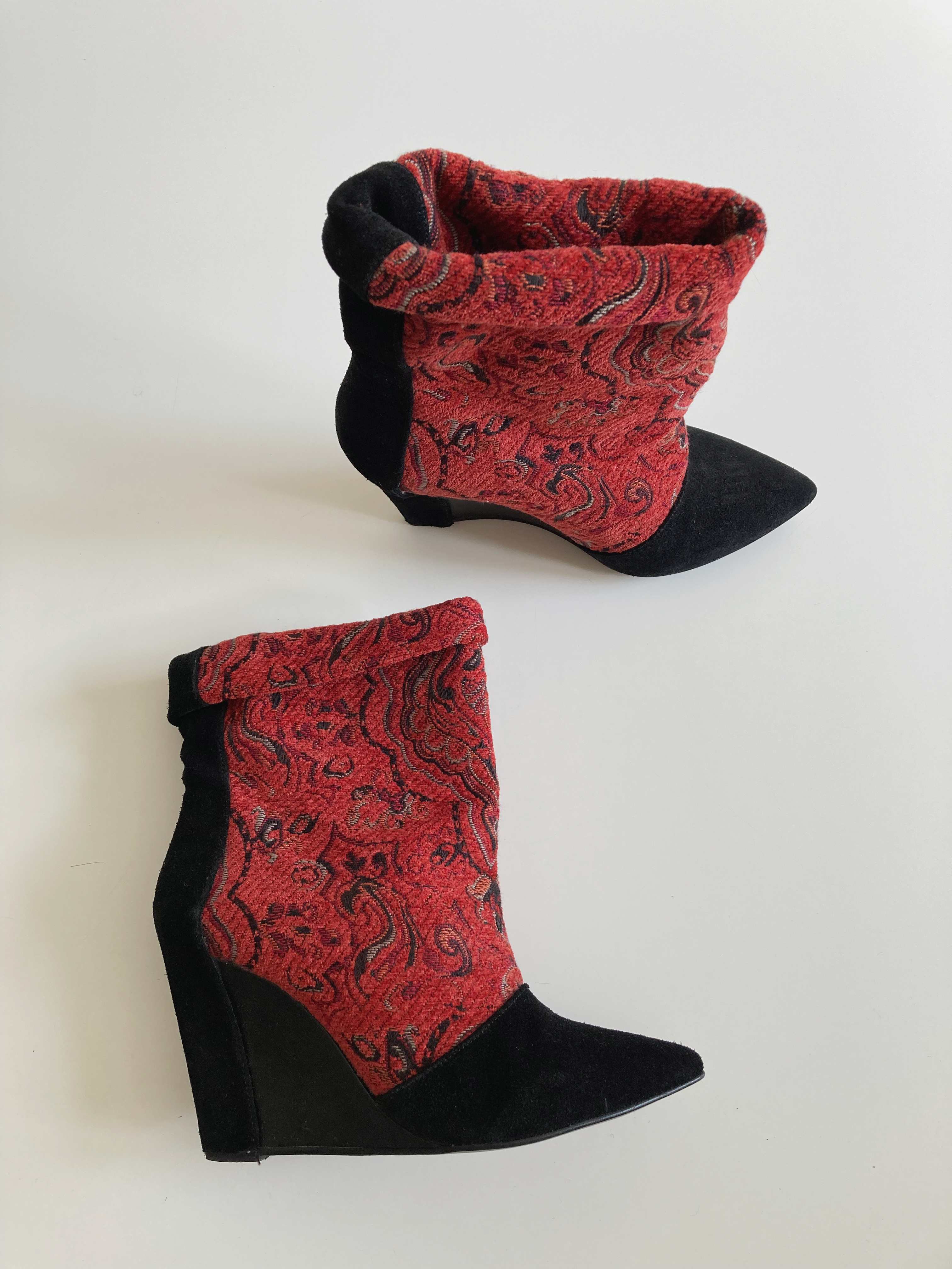 Zara Stiefel 39 rot schwarz Wedges Keilabsatz Paisleymuster Spitz Hippie Stiefeletten