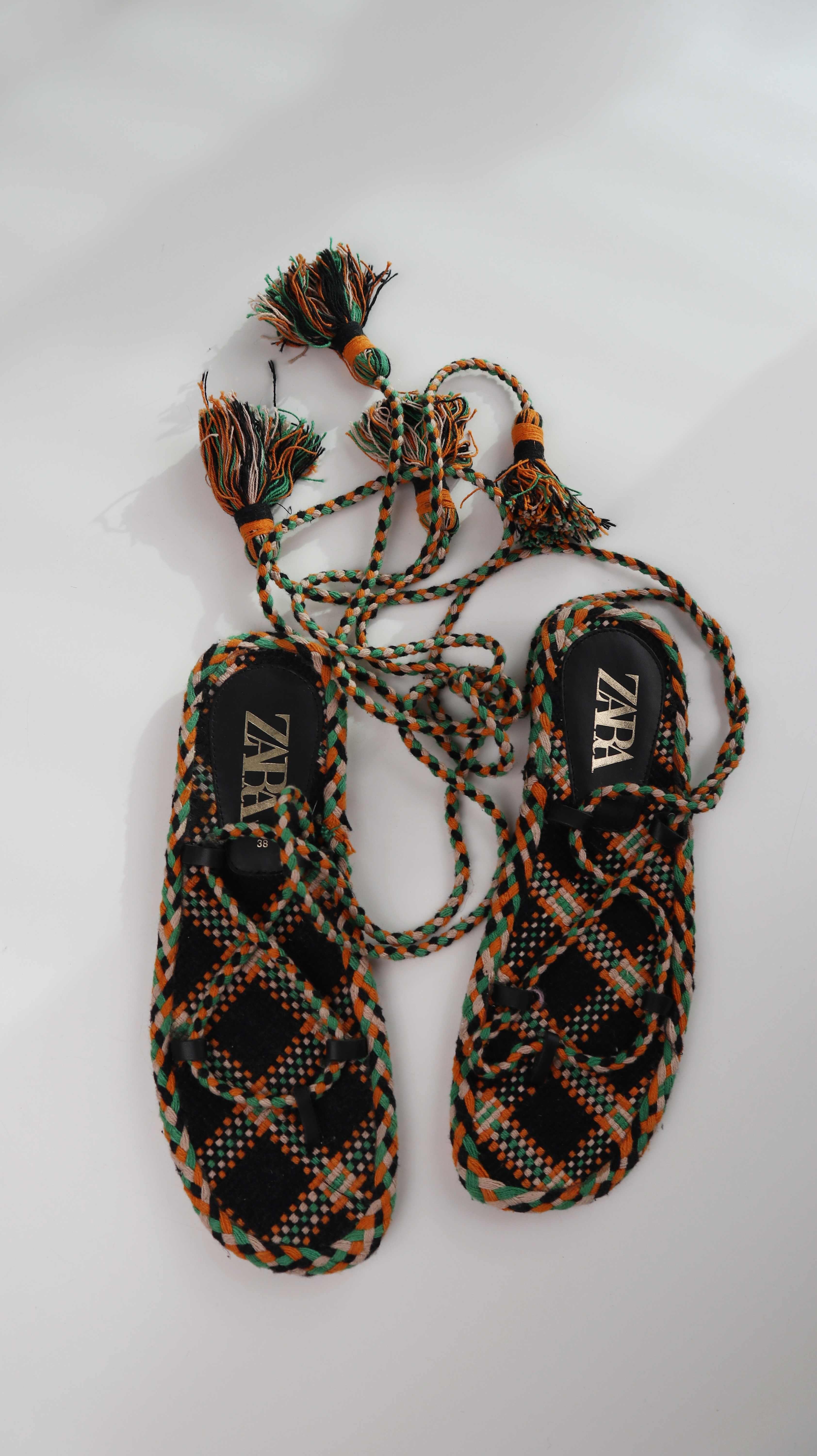 Zara Sandalen Slipper grün schwarz 38 gebunden geflochten Römersandalen