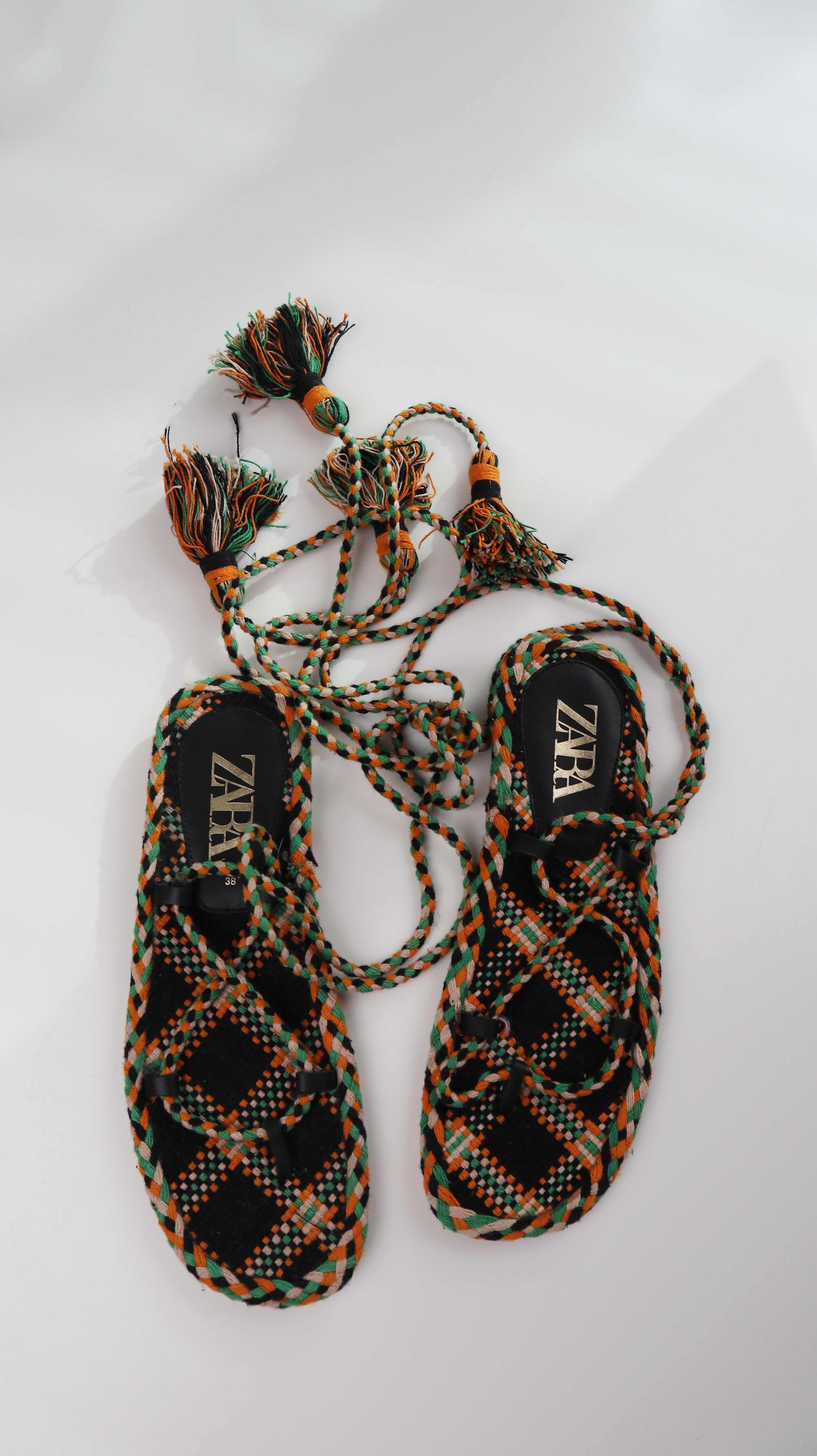 Zara Sandalen Slipper grün schwarz 38 gebunden geflochten Römersandalen